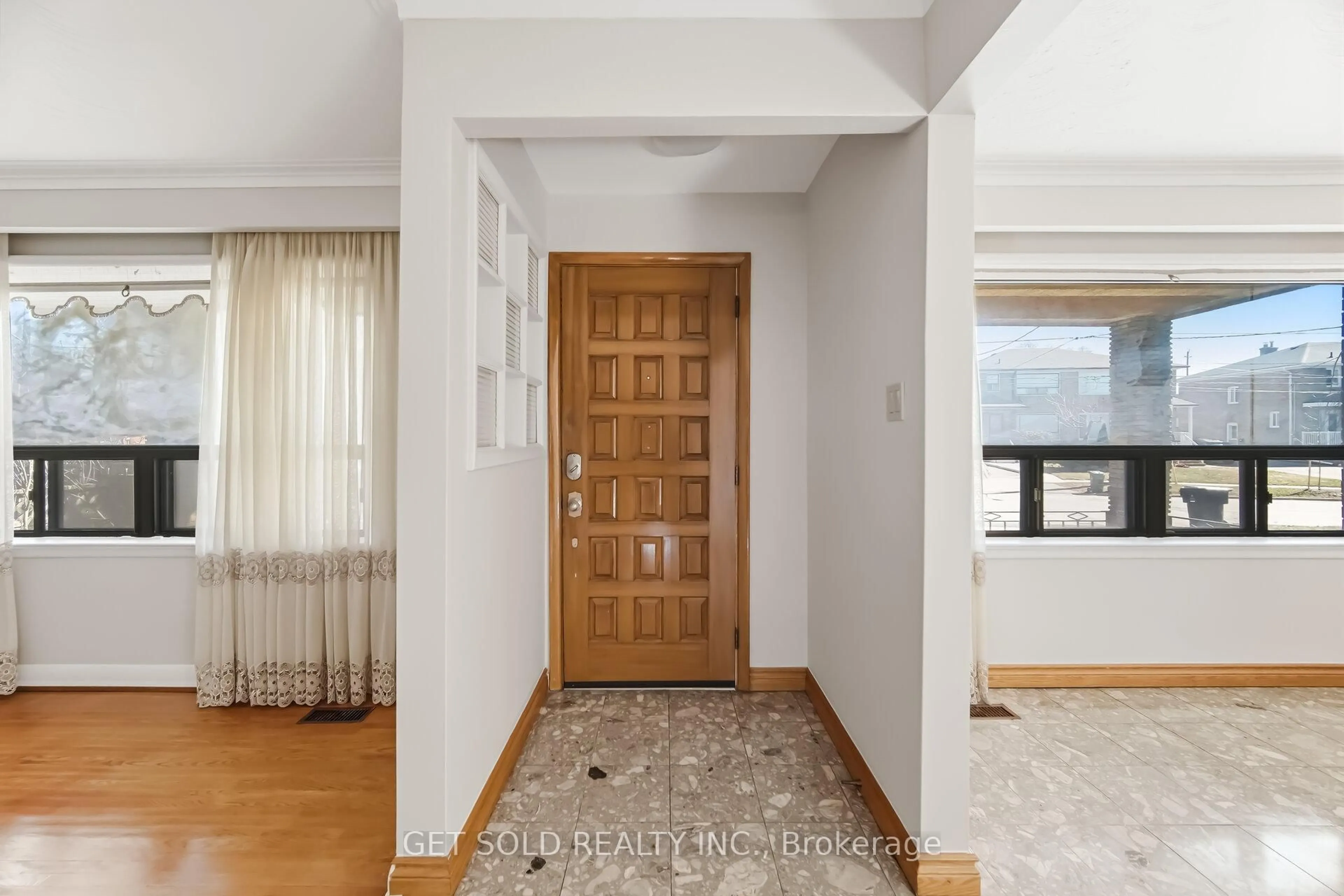 Indoor entryway for 60 Erie St, Toronto Ontario M6L 2P9