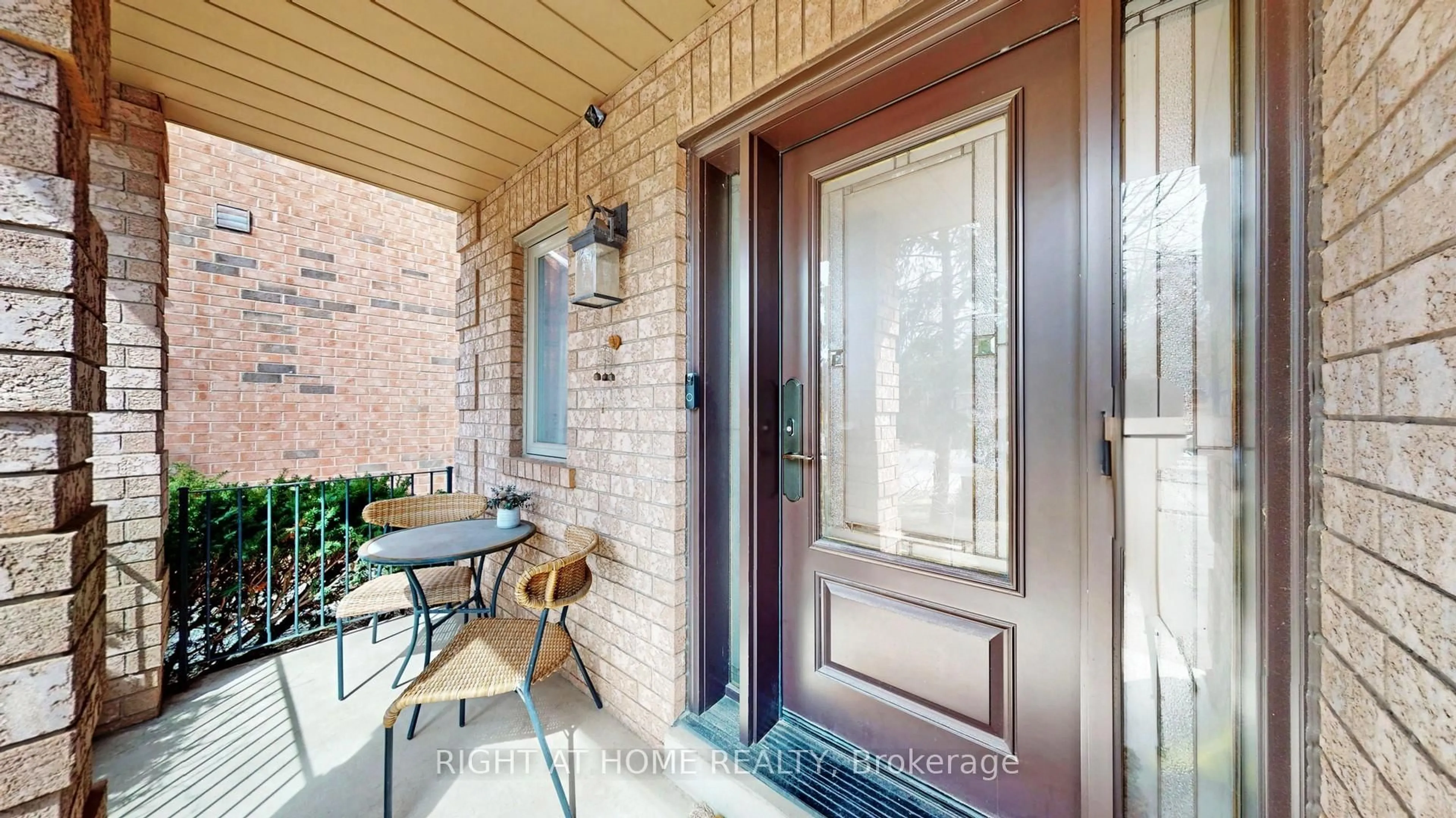 Indoor entryway for 2499 Logan Ave, Oakville Ontario L6H 6S1