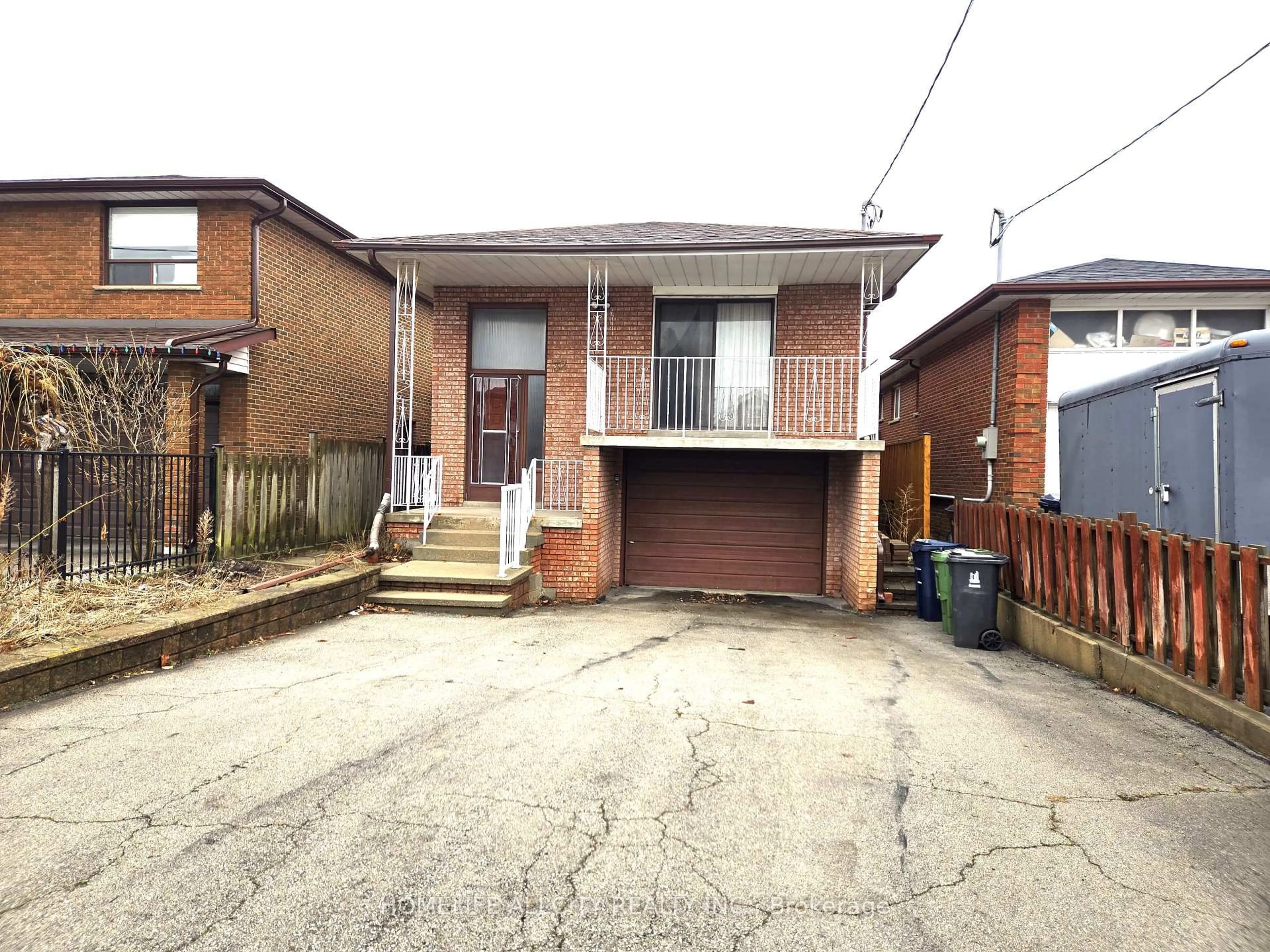 Unknown for 32 Renfield St, Toronto Ontario M6M 4V4