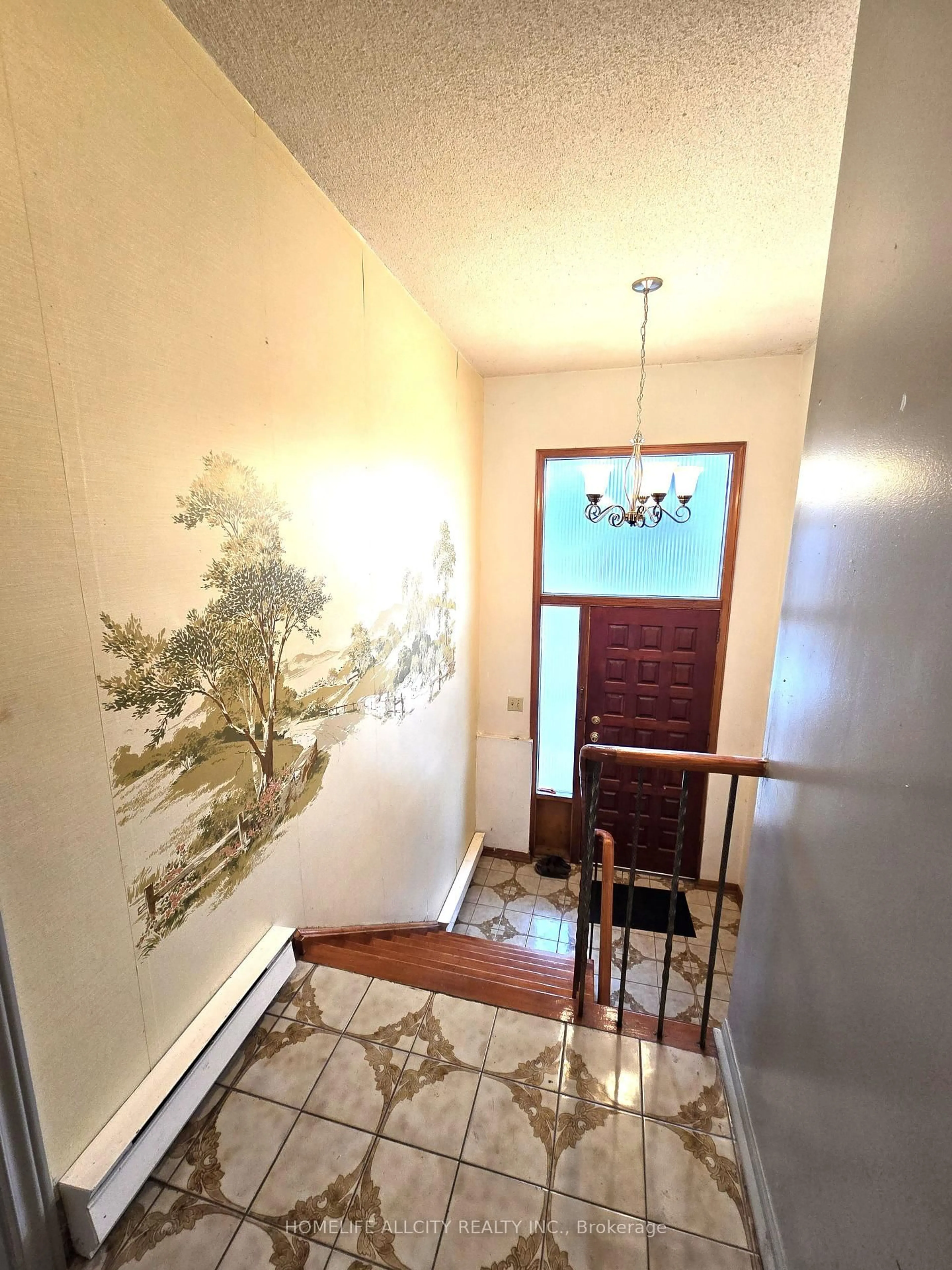 Indoor entryway for 32 Renfield St, Toronto Ontario M6M 4V4