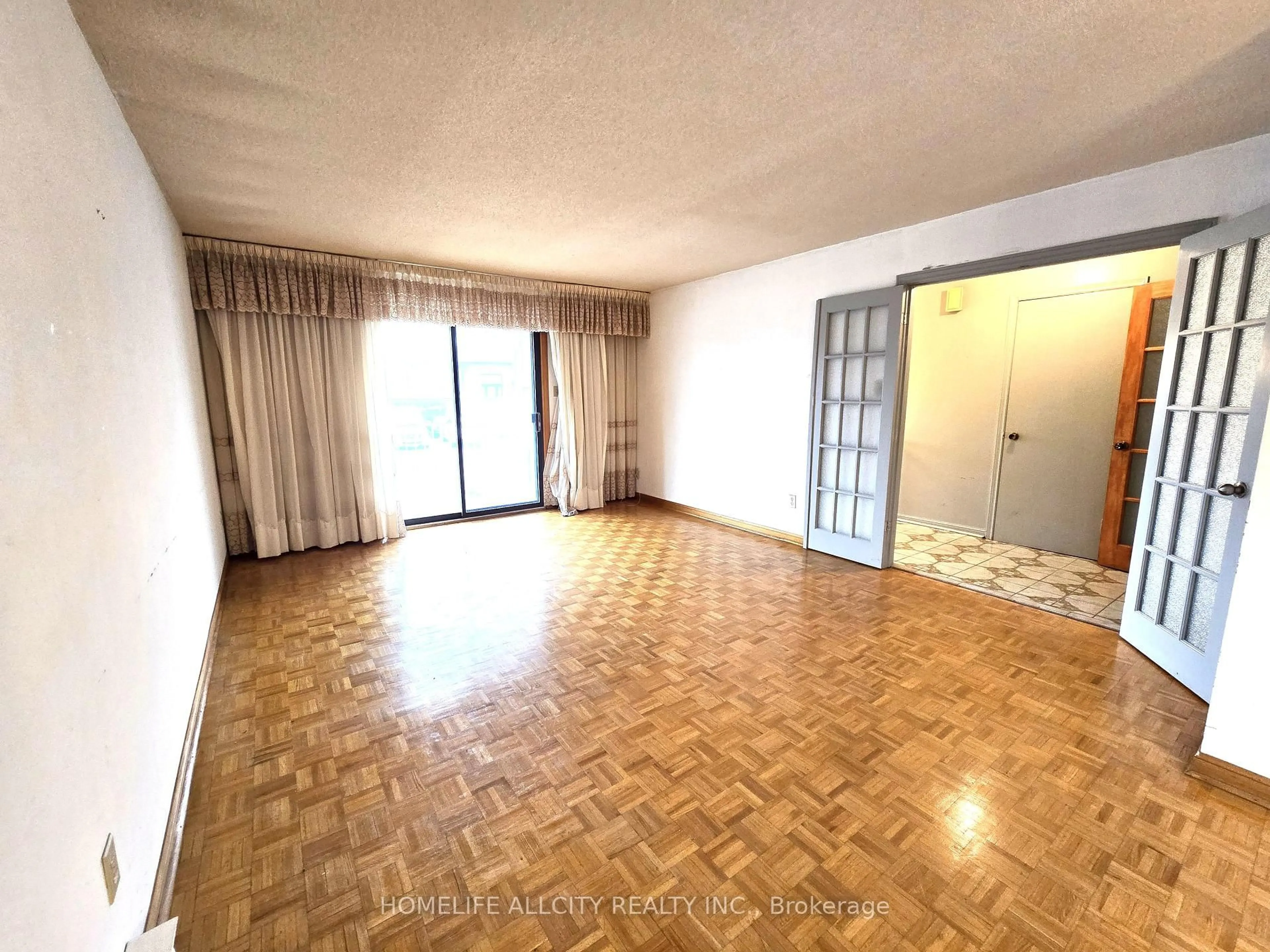 A pic of a room for 32 Renfield St, Toronto Ontario M6M 4V4