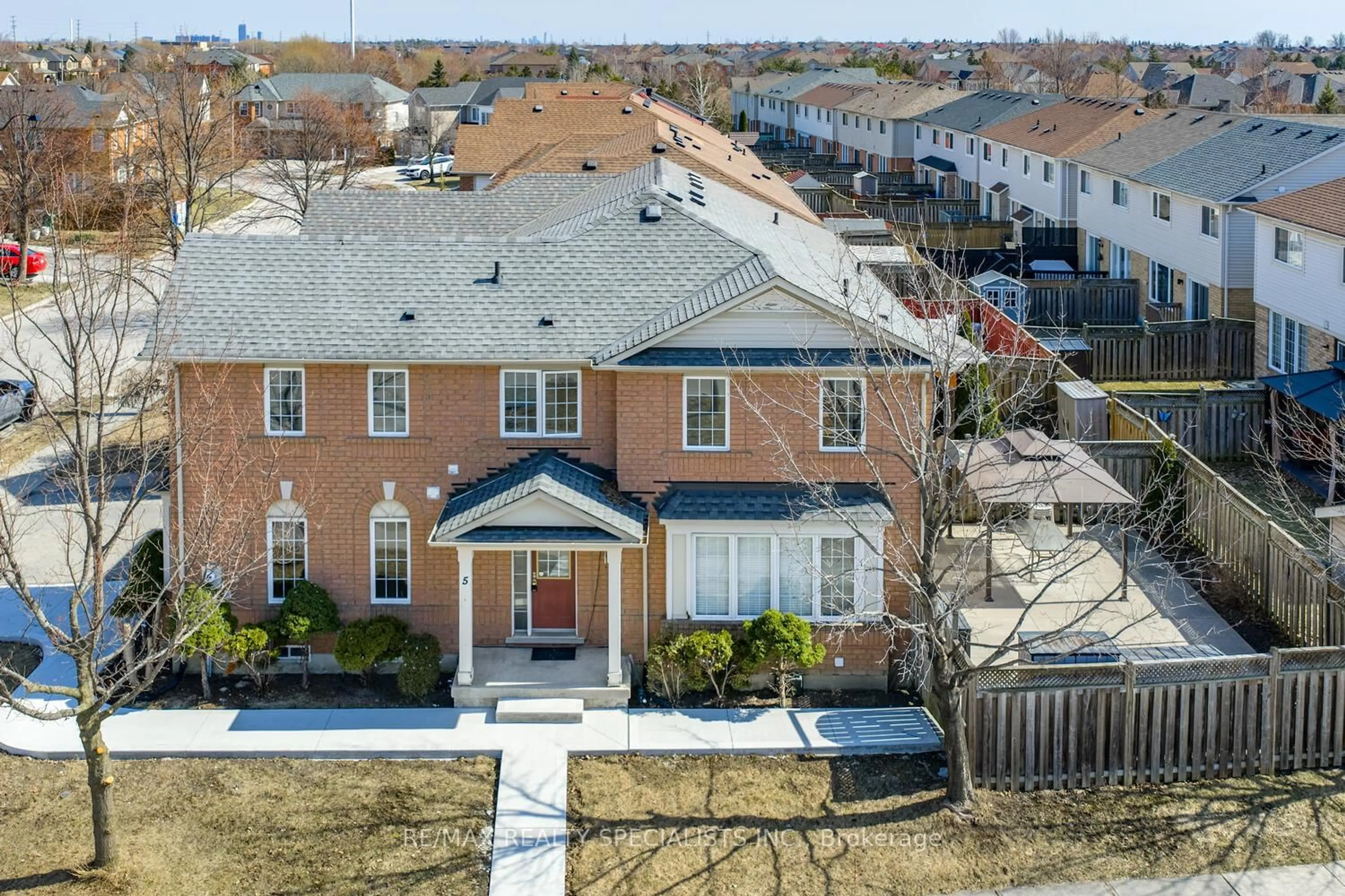 A pic from outside/outdoor area/front of a property/back of a property/a pic from drone, street for 5 Freedom Gate, Brampton Ontario L7A 2S2