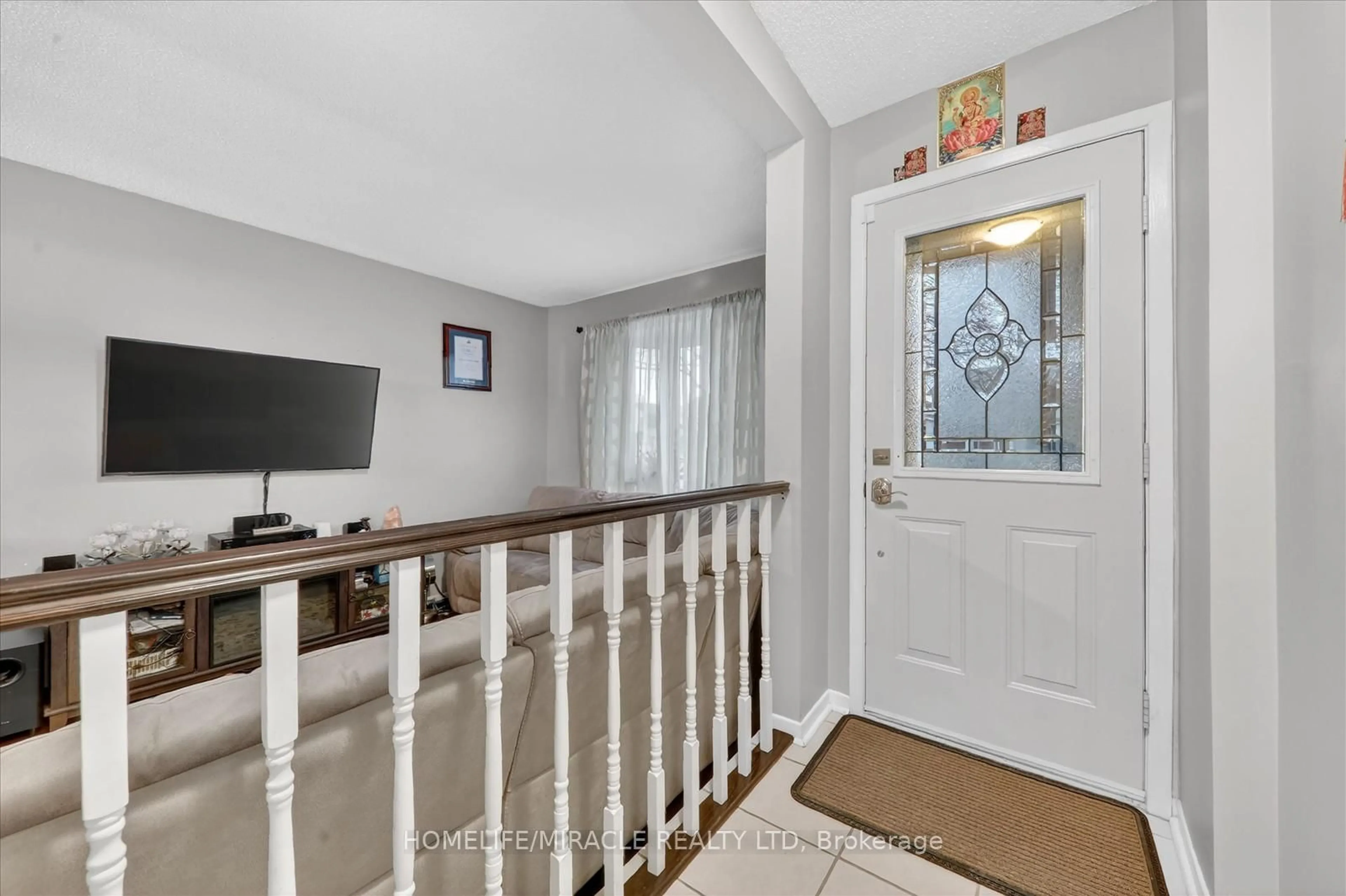 Indoor entryway for 113 Fanshawe Dr, Brampton Ontario L6Z 1A8