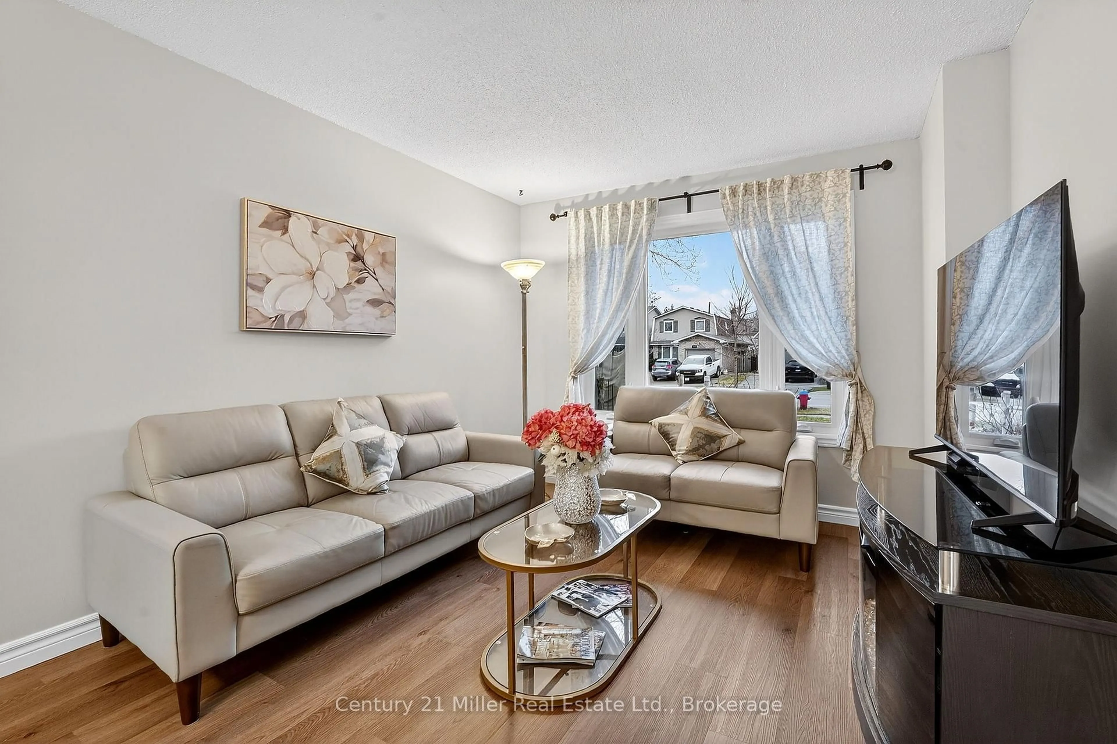 Living room with furniture, unknown for 2451 Malcolm Cres, Burlington Ontario L7P 3Y7