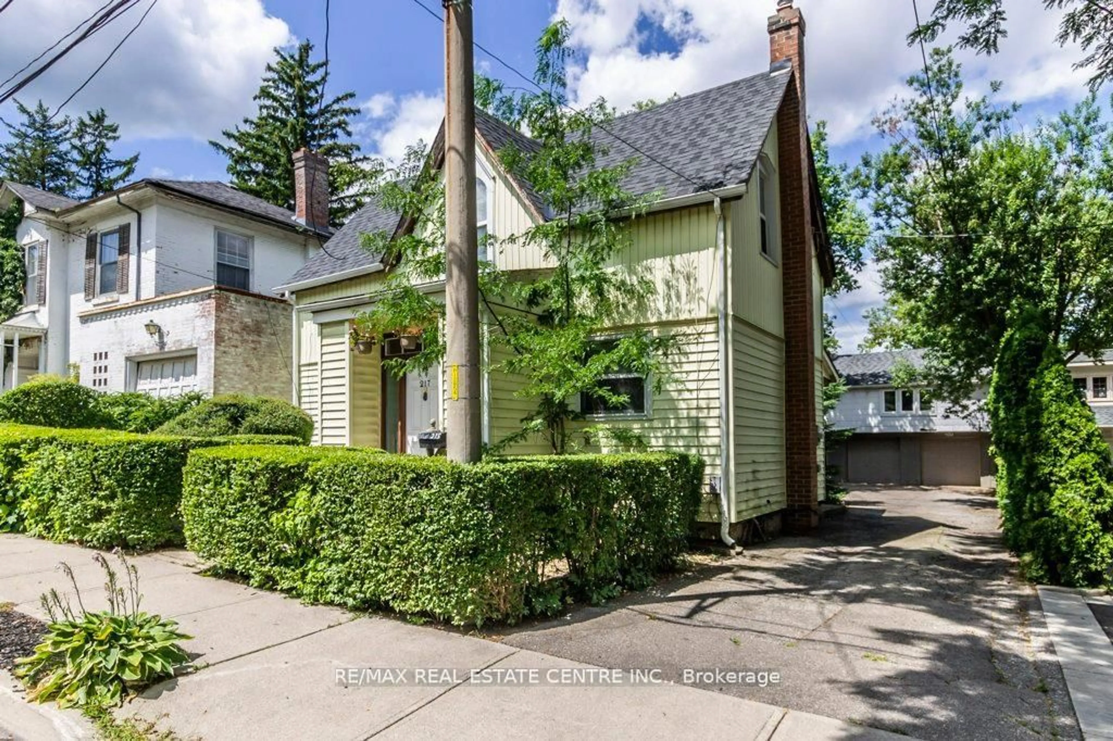 Unknown for 215-217 Queen St, Milton Ontario L9T 1K3