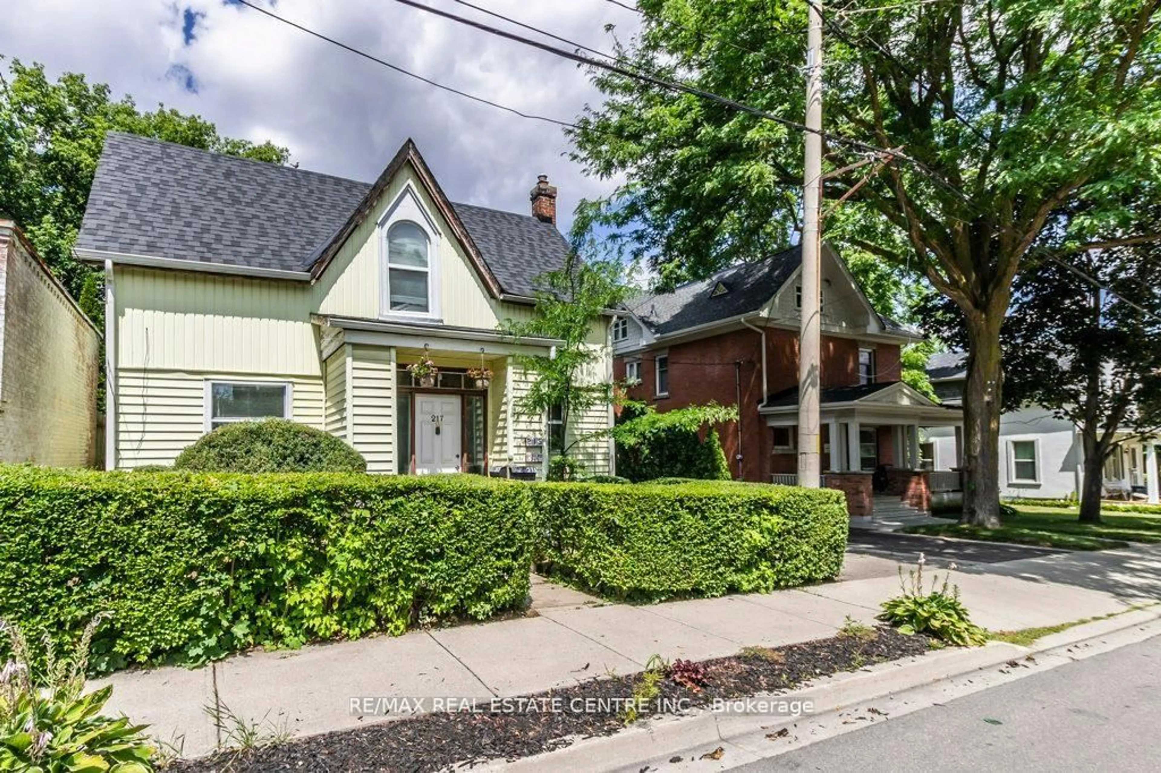 Home with brick exterior material, street for 215-217 Queen St, Milton Ontario L9T 1K3