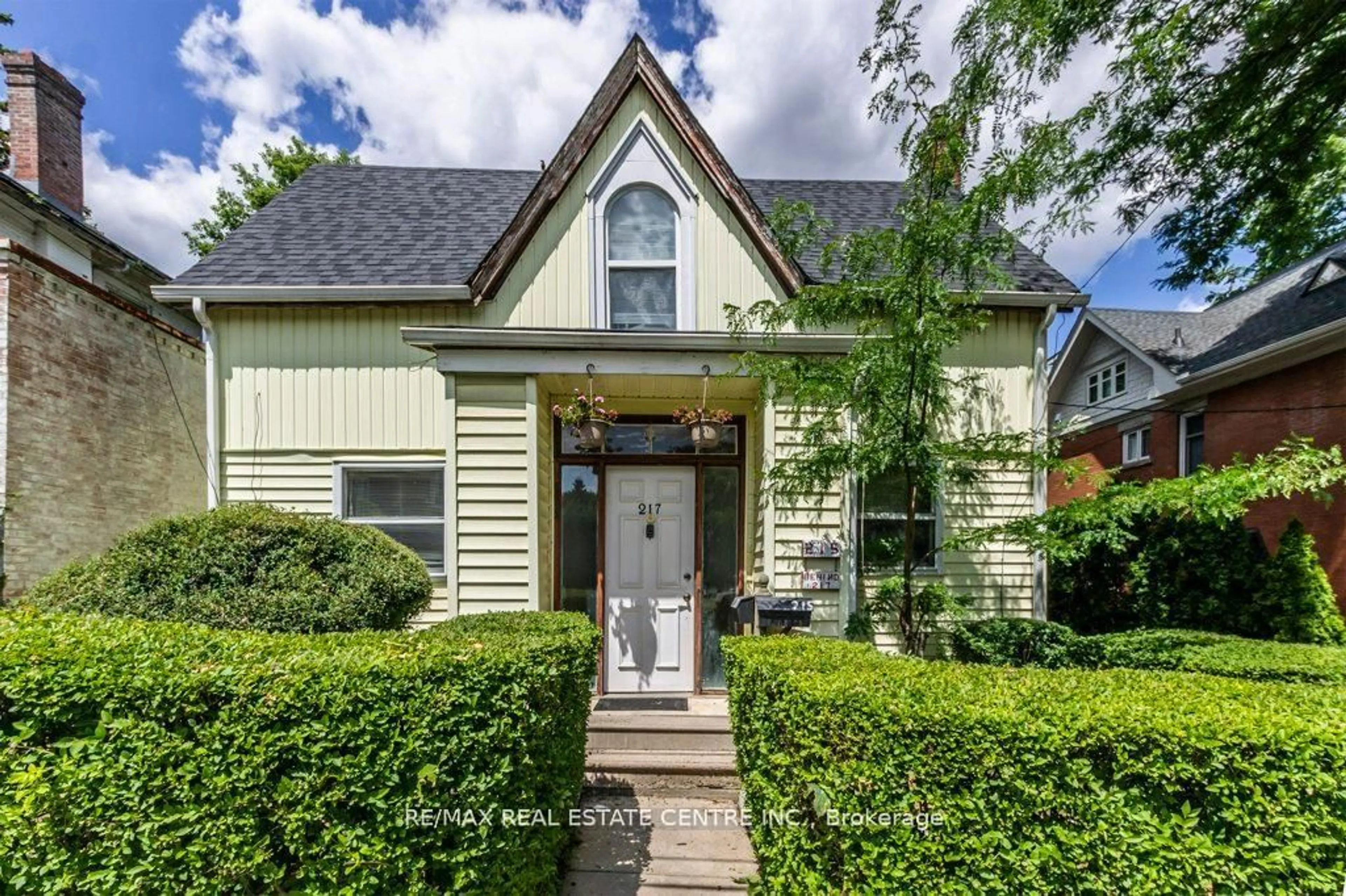 Unknown for 215-217 Queen St, Milton Ontario L9T 1K3