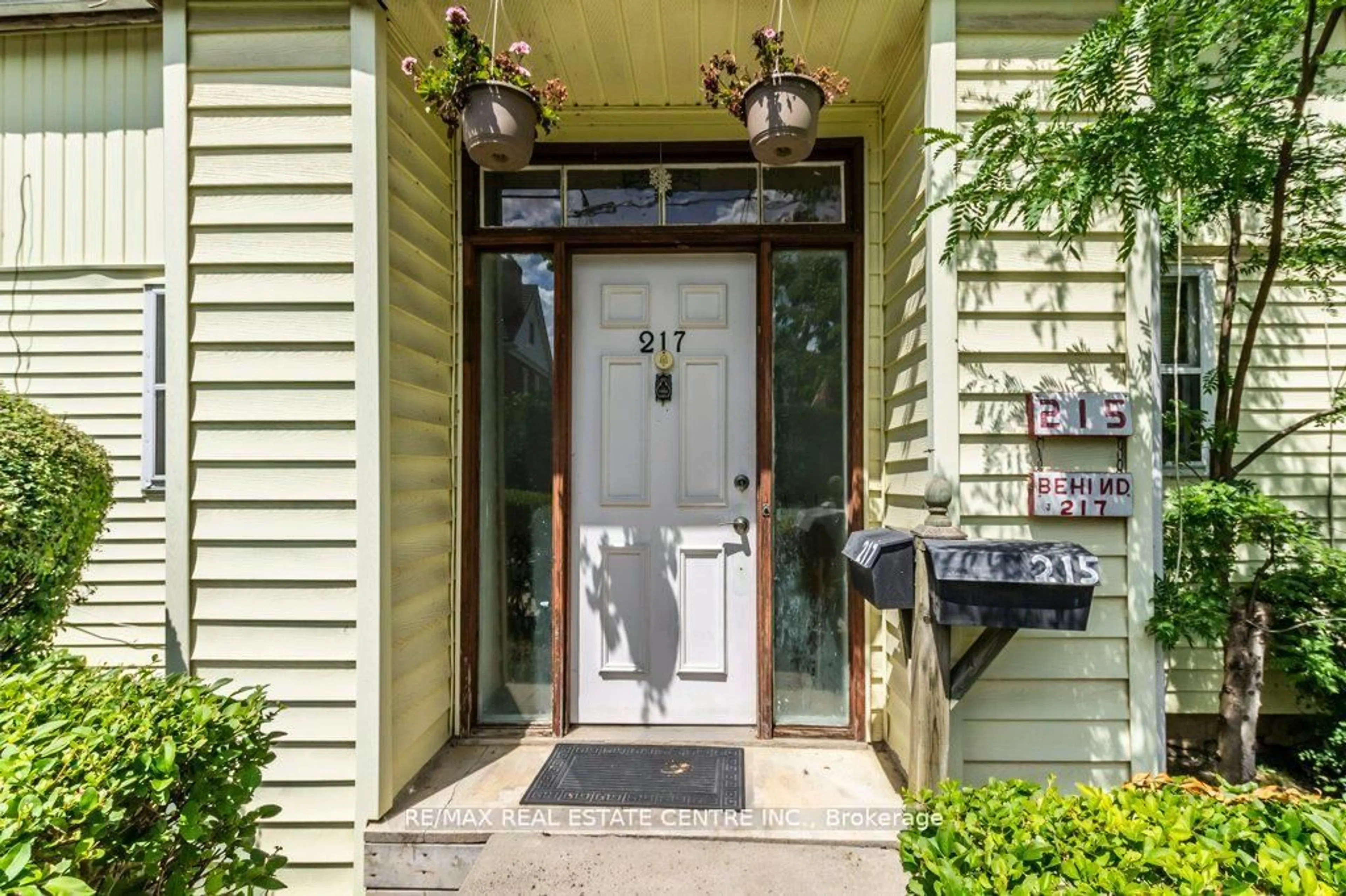 Indoor entryway for 215-217 Queen St, Milton Ontario L9T 1K3