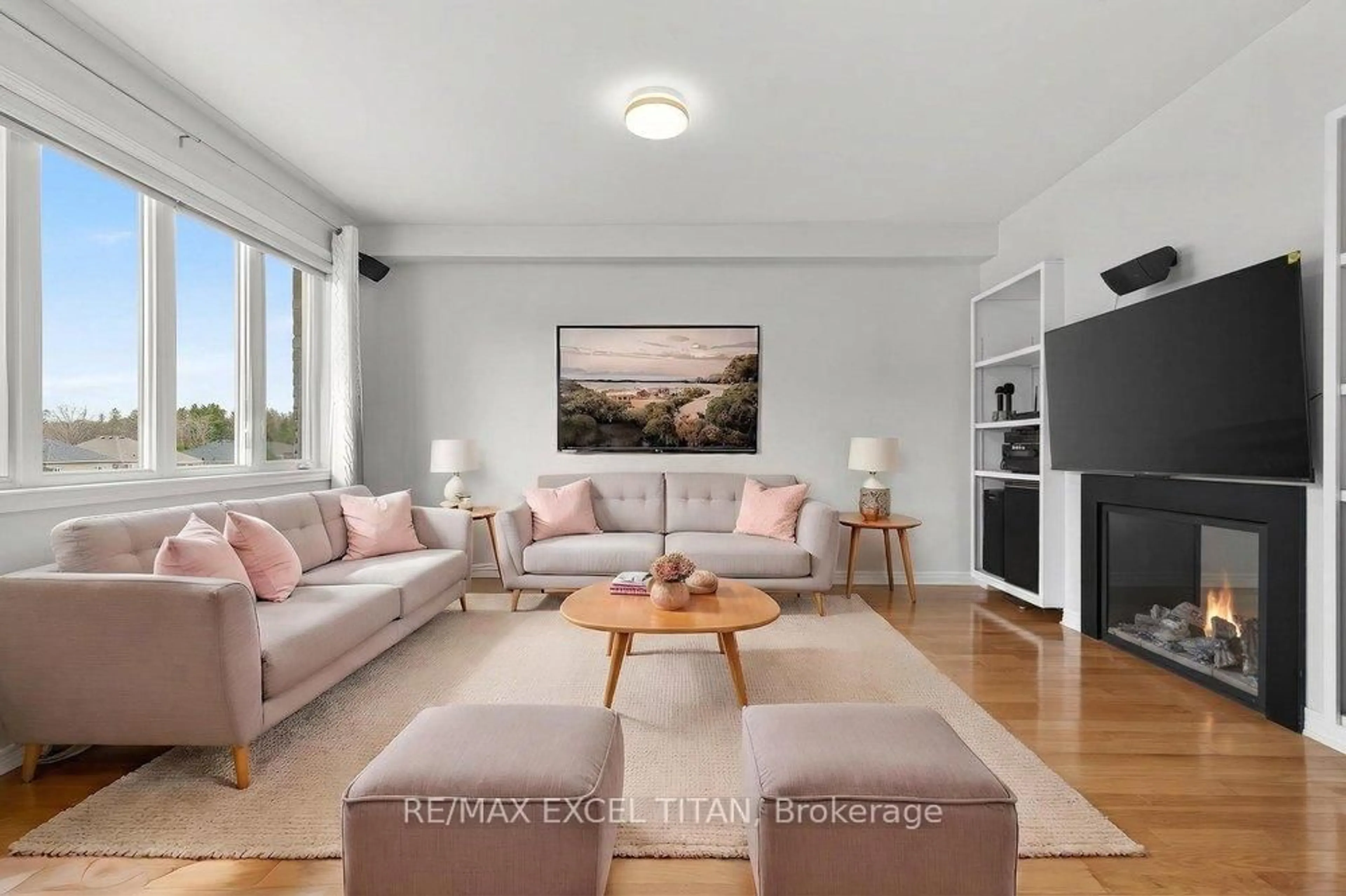 Living room with furniture, unknown for 17 Tysonville Circ, Brampton Ontario L7A 4A6