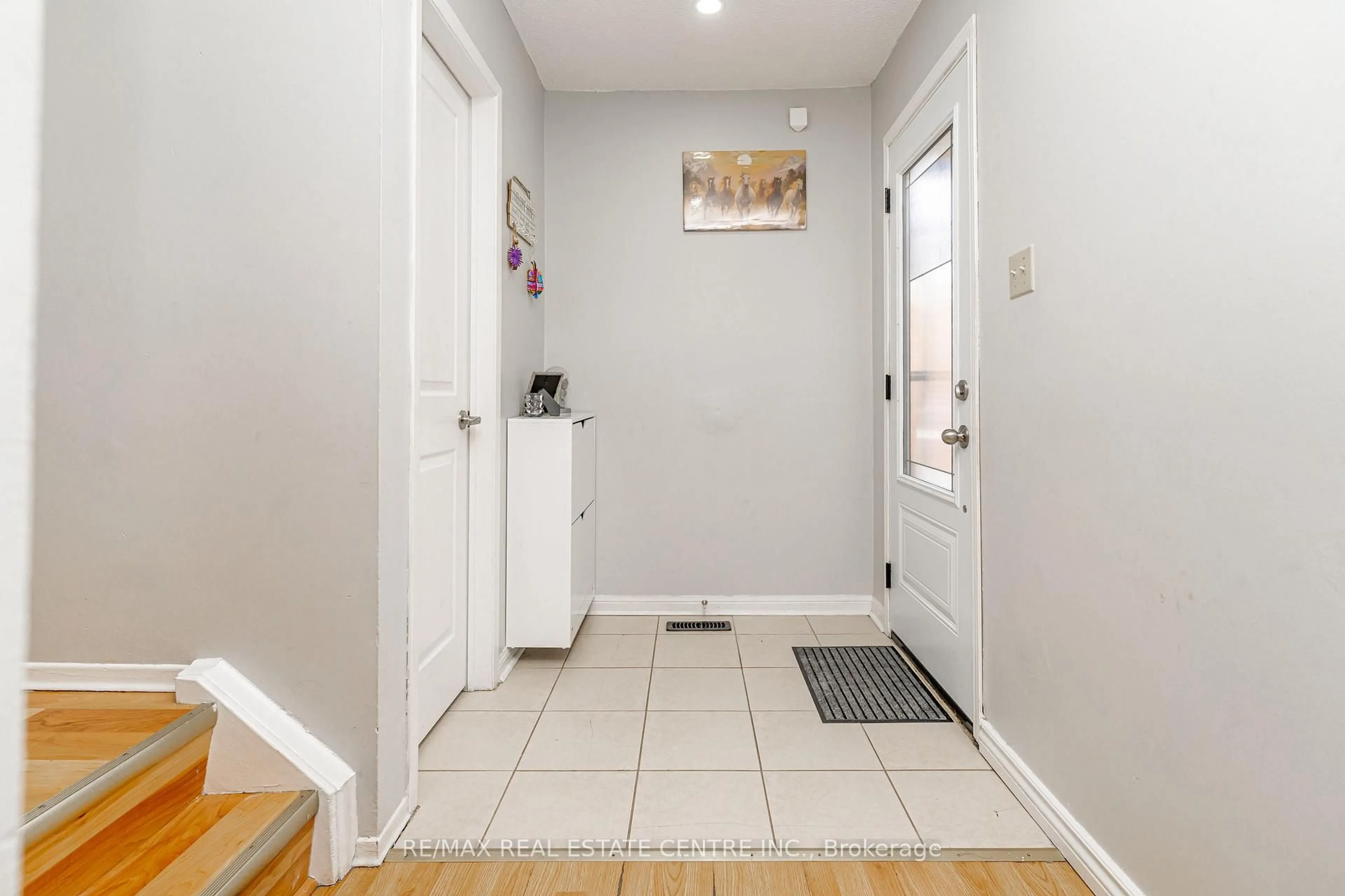 Indoor entryway for 28 Silverstream Rd, Brampton Ontario L6Z 3W5