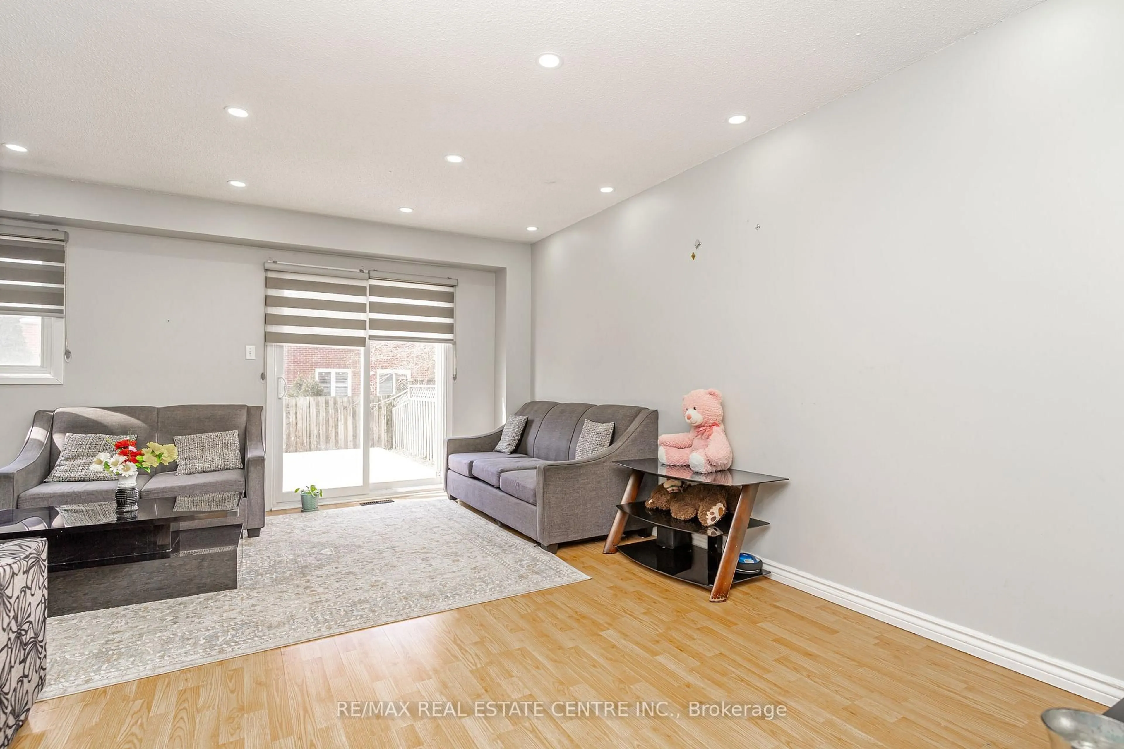Living room with furniture, wood/laminate floor for 28 Silverstream Rd, Brampton Ontario L6Z 3W5