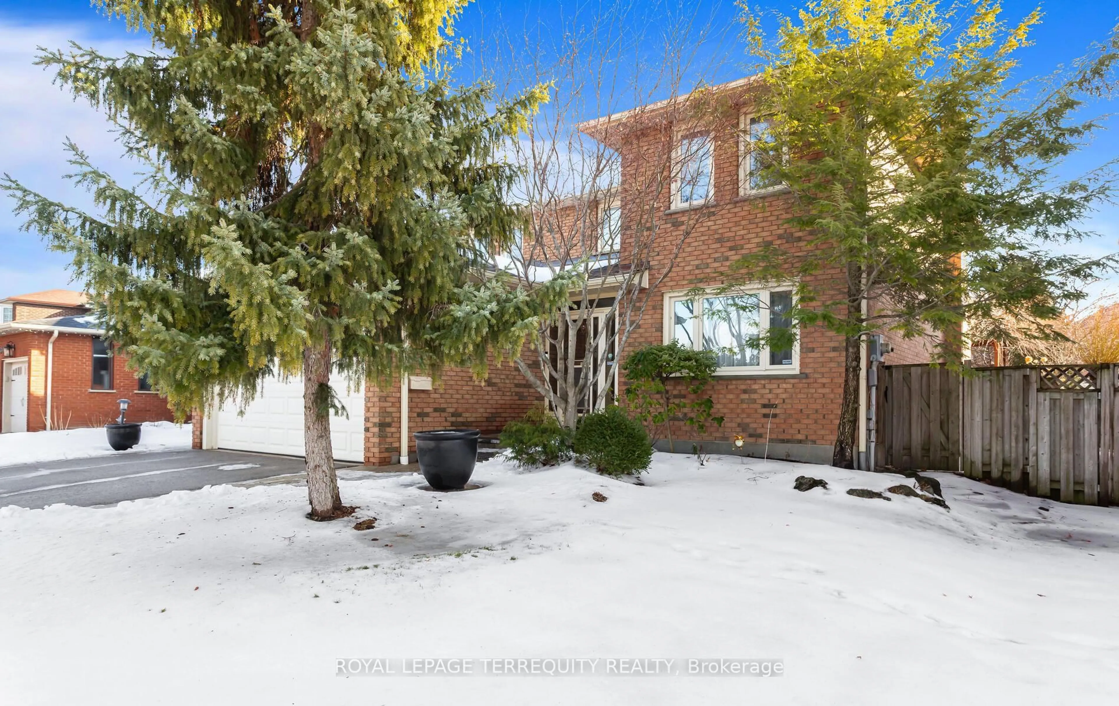 A pic from outside/outdoor area/front of a property/back of a property/a pic from drone, street for 1656 Carrington Rd, Mississauga Ontario L5M 2K2