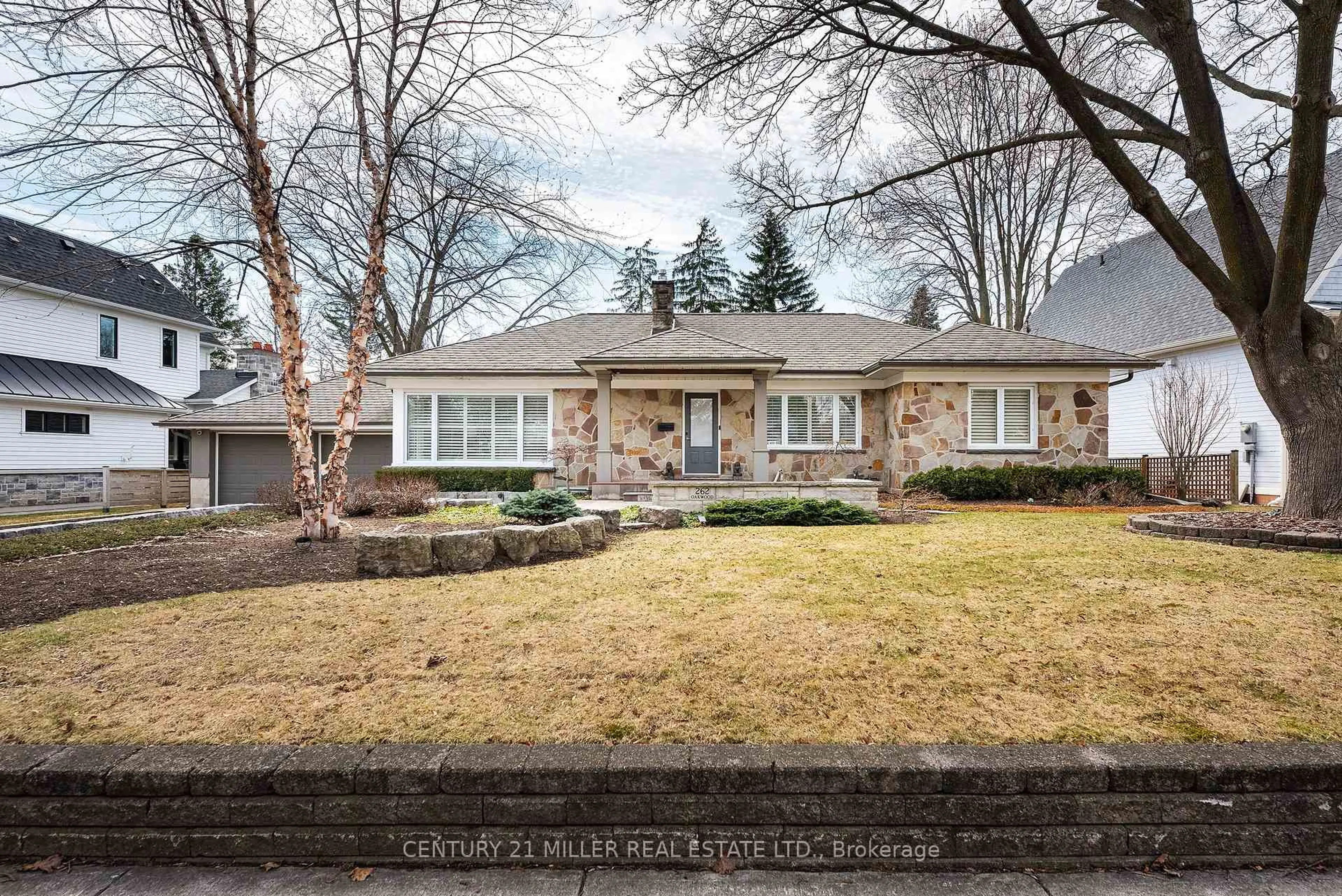 Home with brick exterior material, street for 262 Oakwood Cres, Oakville Ontario L6K 3M8