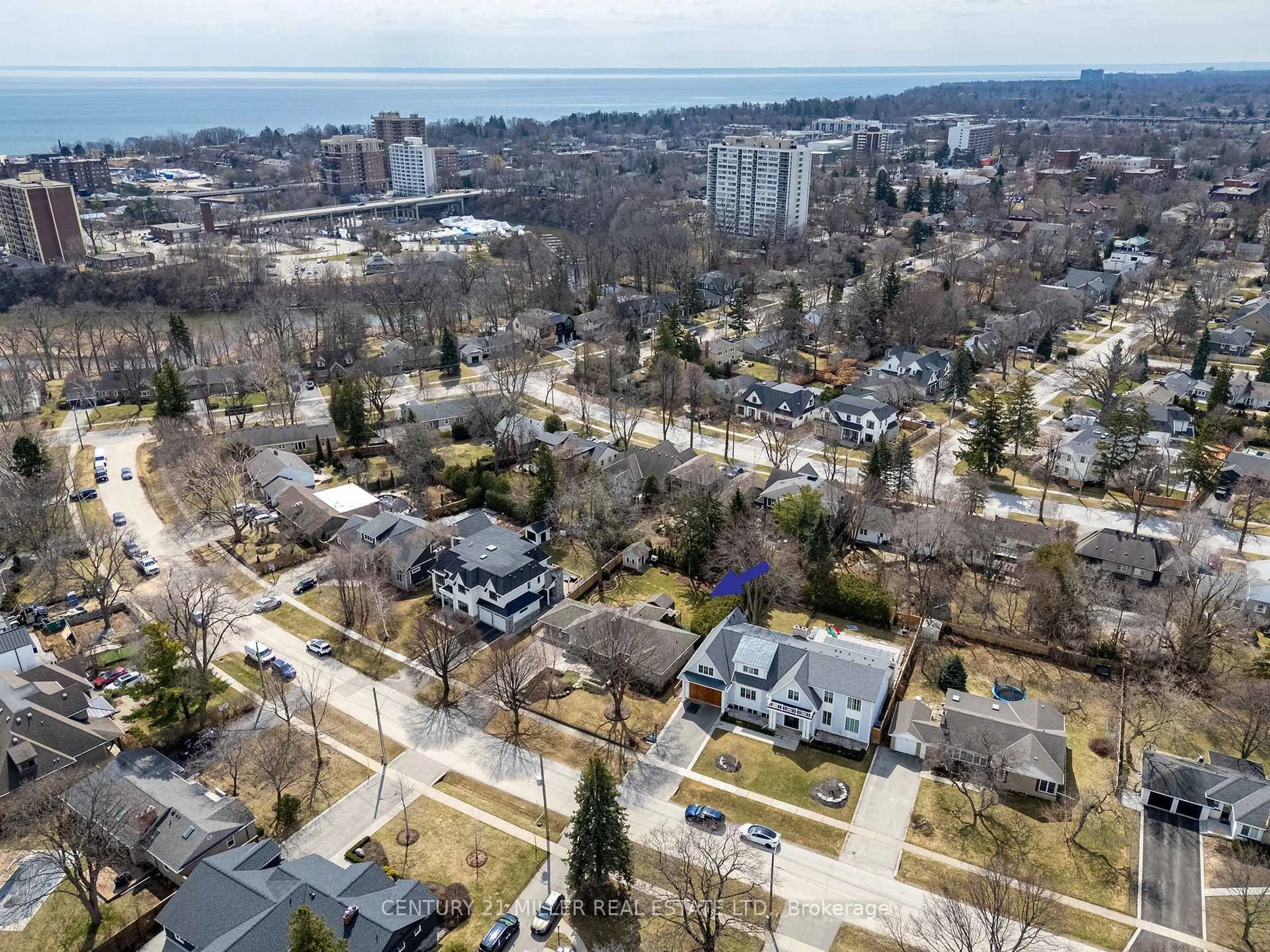 A pic from outside/outdoor area/front of a property/back of a property/a pic from drone, unknown for 262 Oakwood Cres, Oakville Ontario L6K 3M8