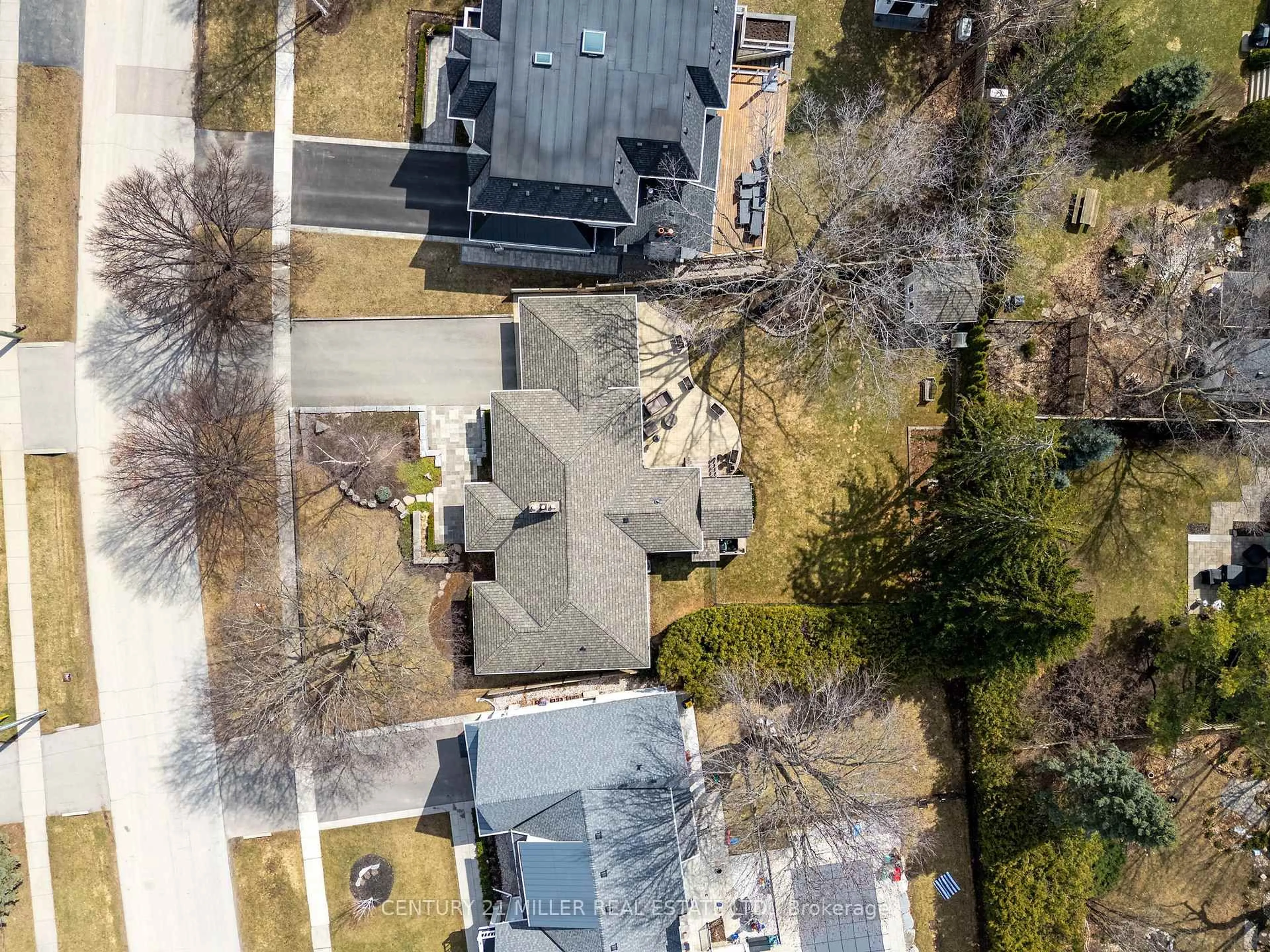 A pic from outside/outdoor area/front of a property/back of a property/a pic from drone, street for 262 Oakwood Cres, Oakville Ontario L6K 3M8