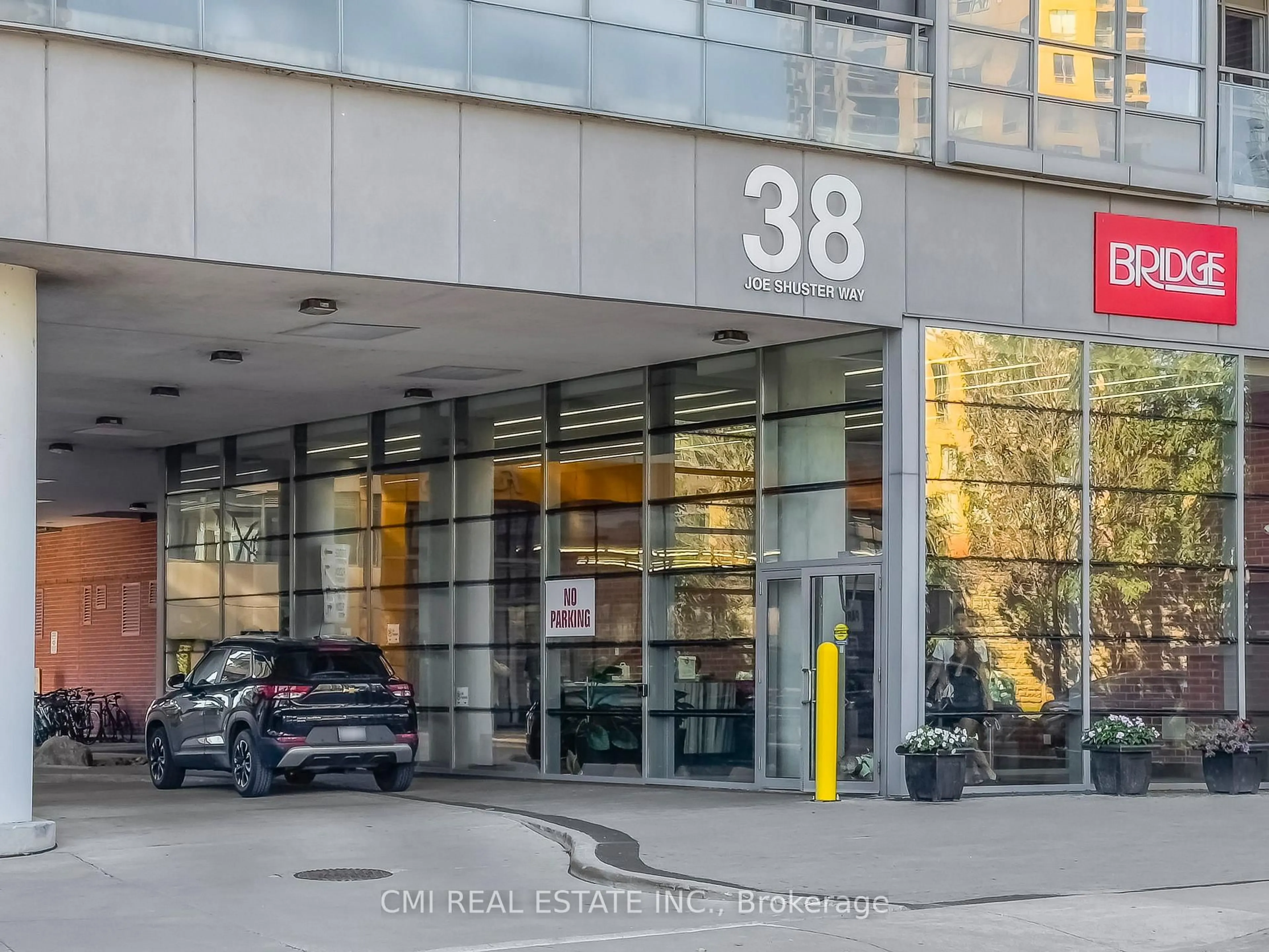 Indoor foyer for 38 Joe Shuster Way #725, Toronto Ontario M6K 0A5