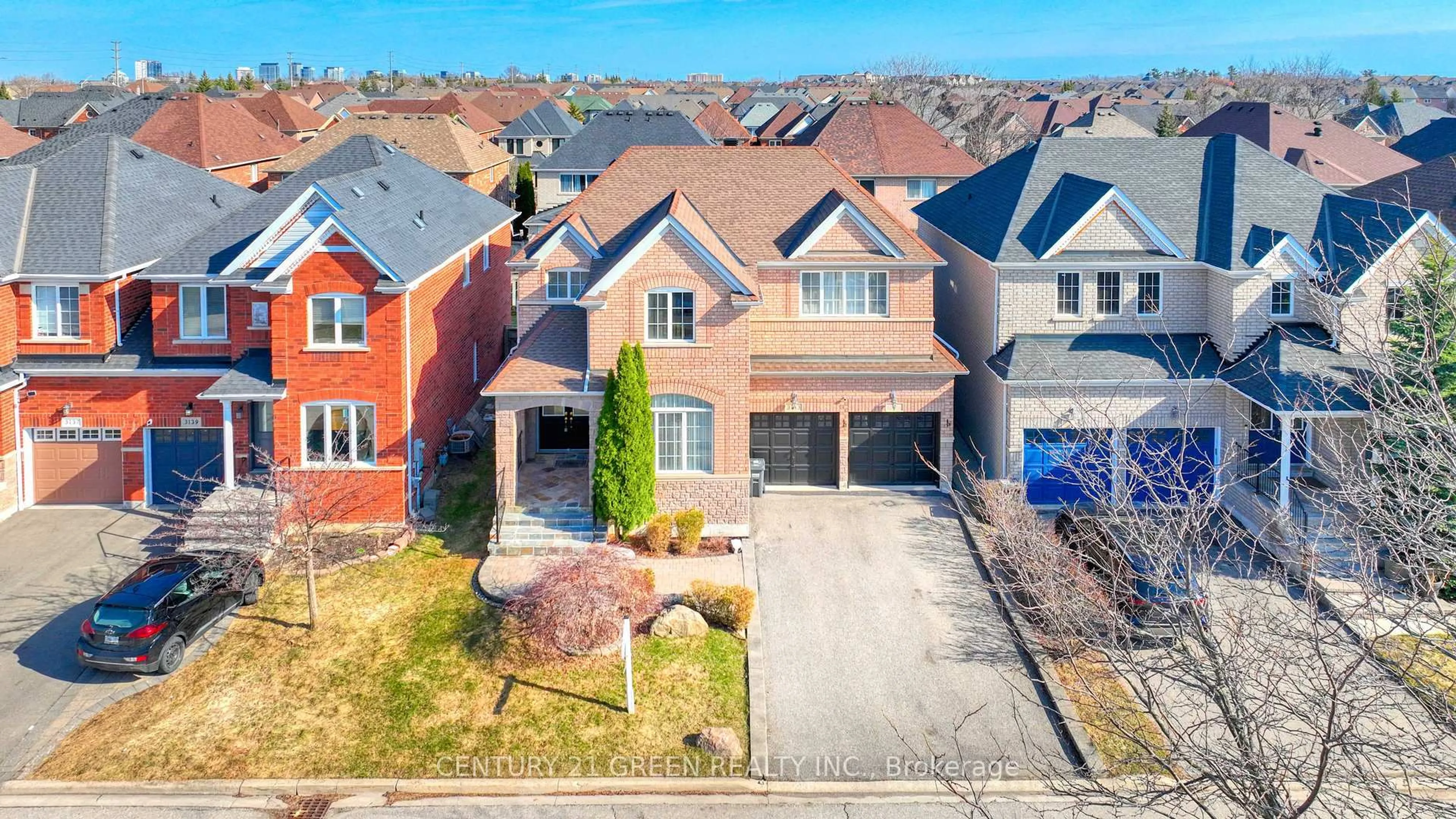A pic from outside/outdoor area/front of a property/back of a property/a pic from drone, street for 3143 Caulfield Cres, Mississauga Ontario L5M 6J8