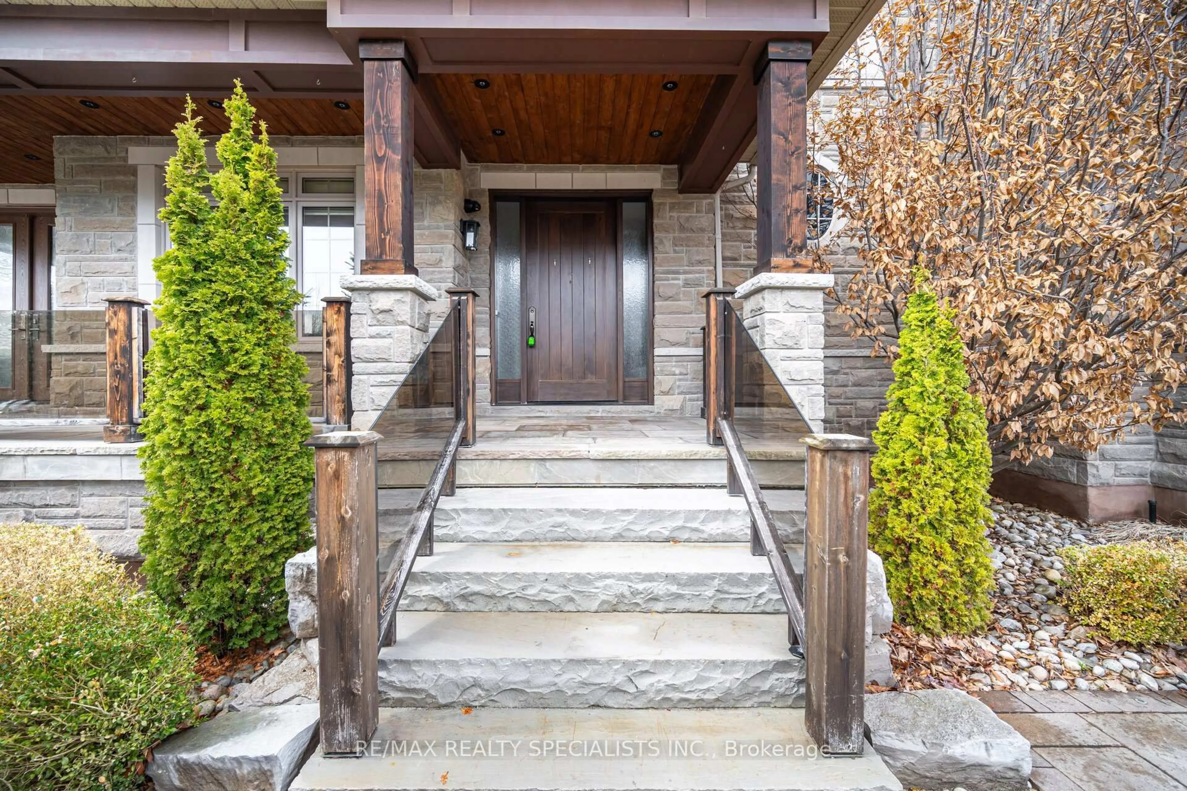 Indoor entryway for 2 Berkwood Hllw, Brampton Ontario L6Y 0G8