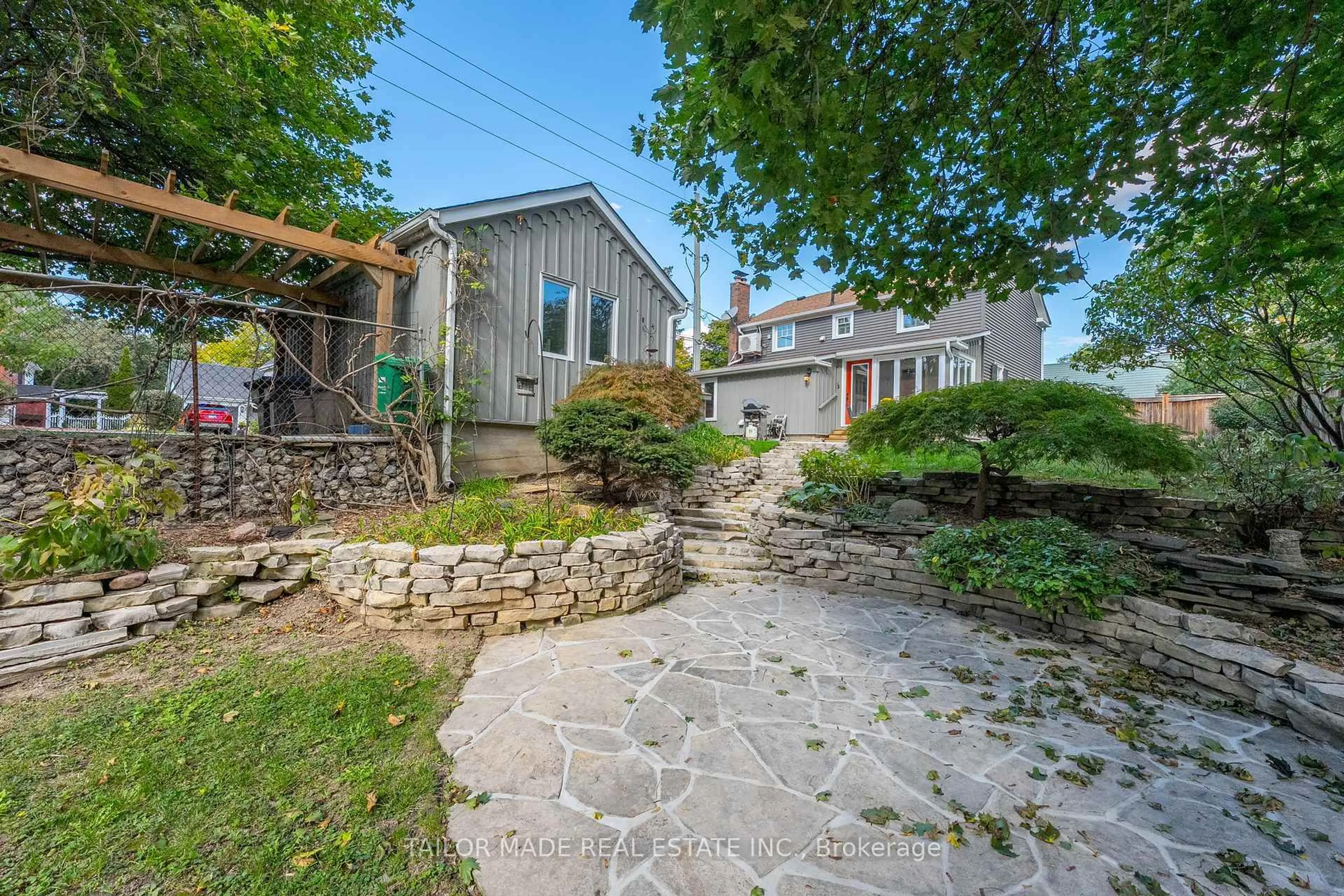 Patio, street for 19 Isabella St, Brampton Ontario L6X 1P4