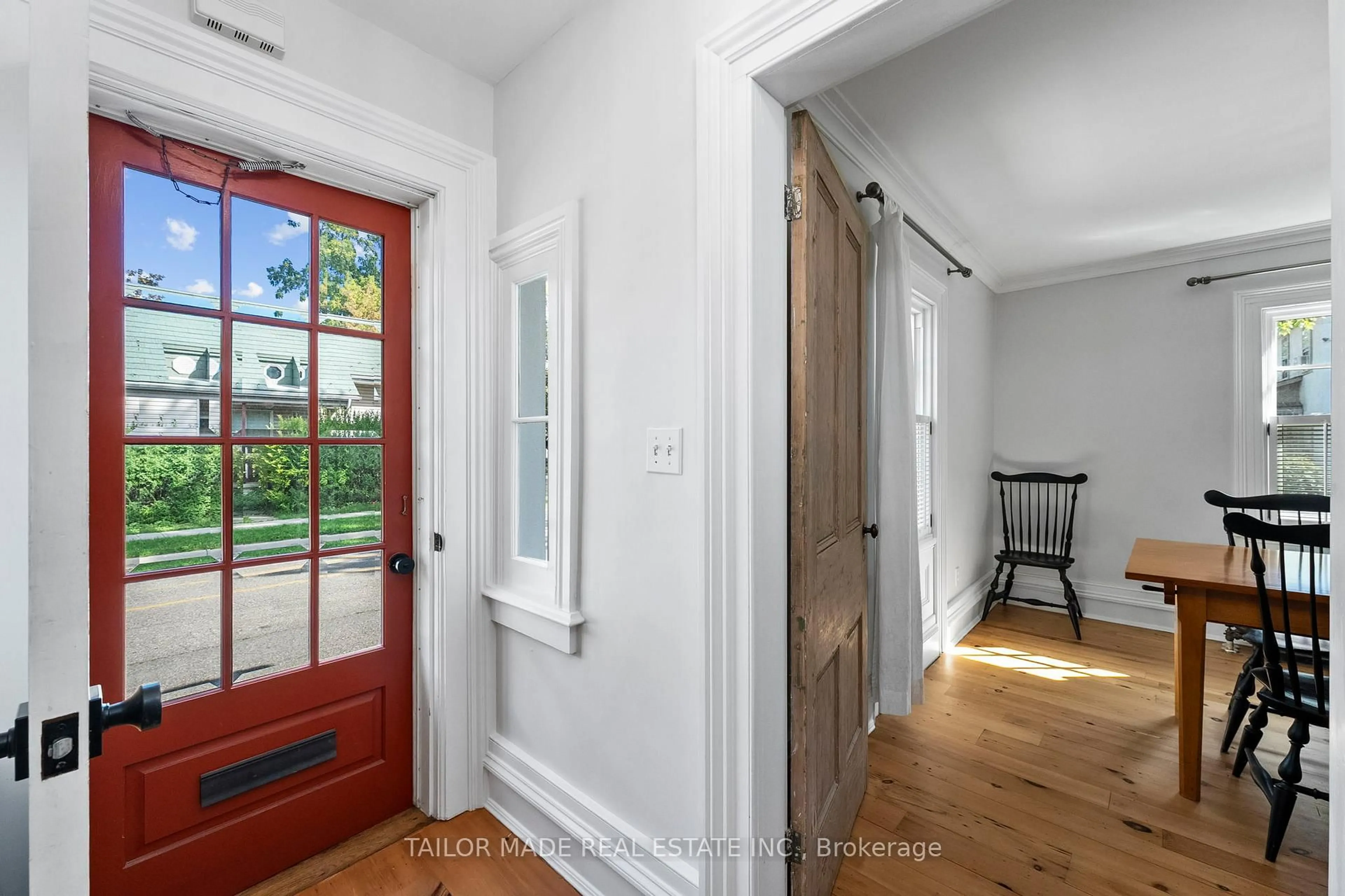 Indoor entryway for 19 Isabella St, Brampton Ontario L6X 1P4