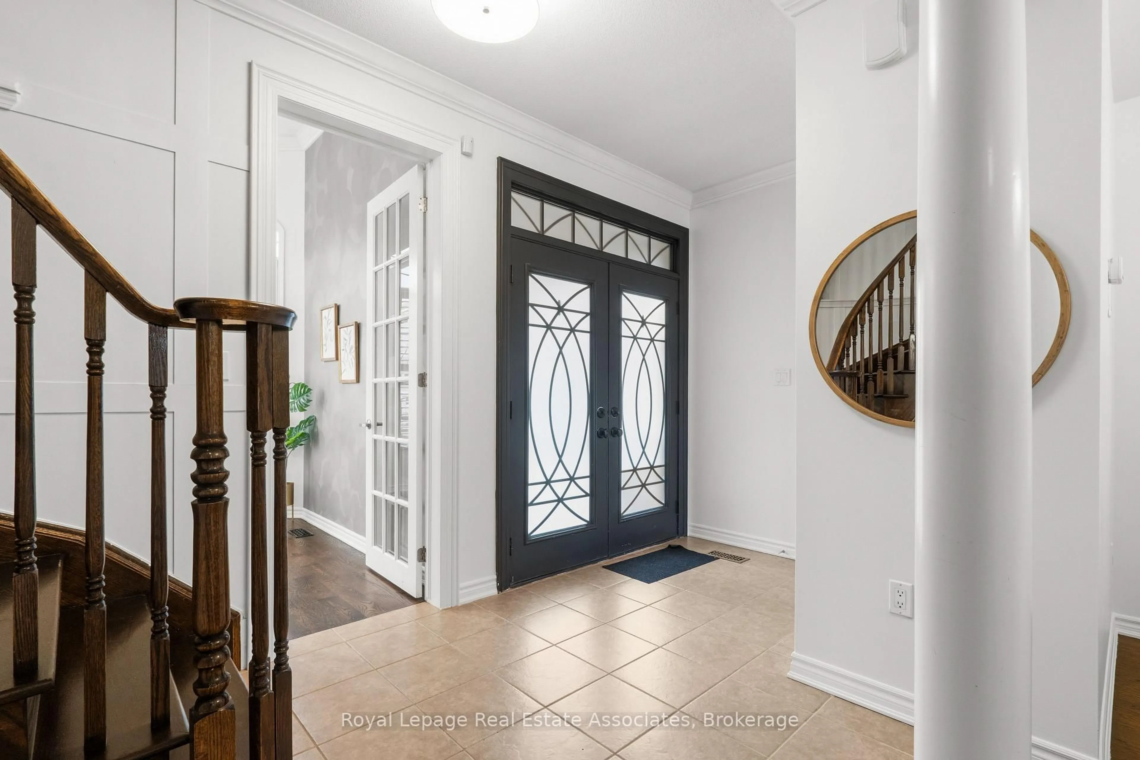 Indoor entryway for 291 Silver Crt, Milton Ontario L9T 0N6