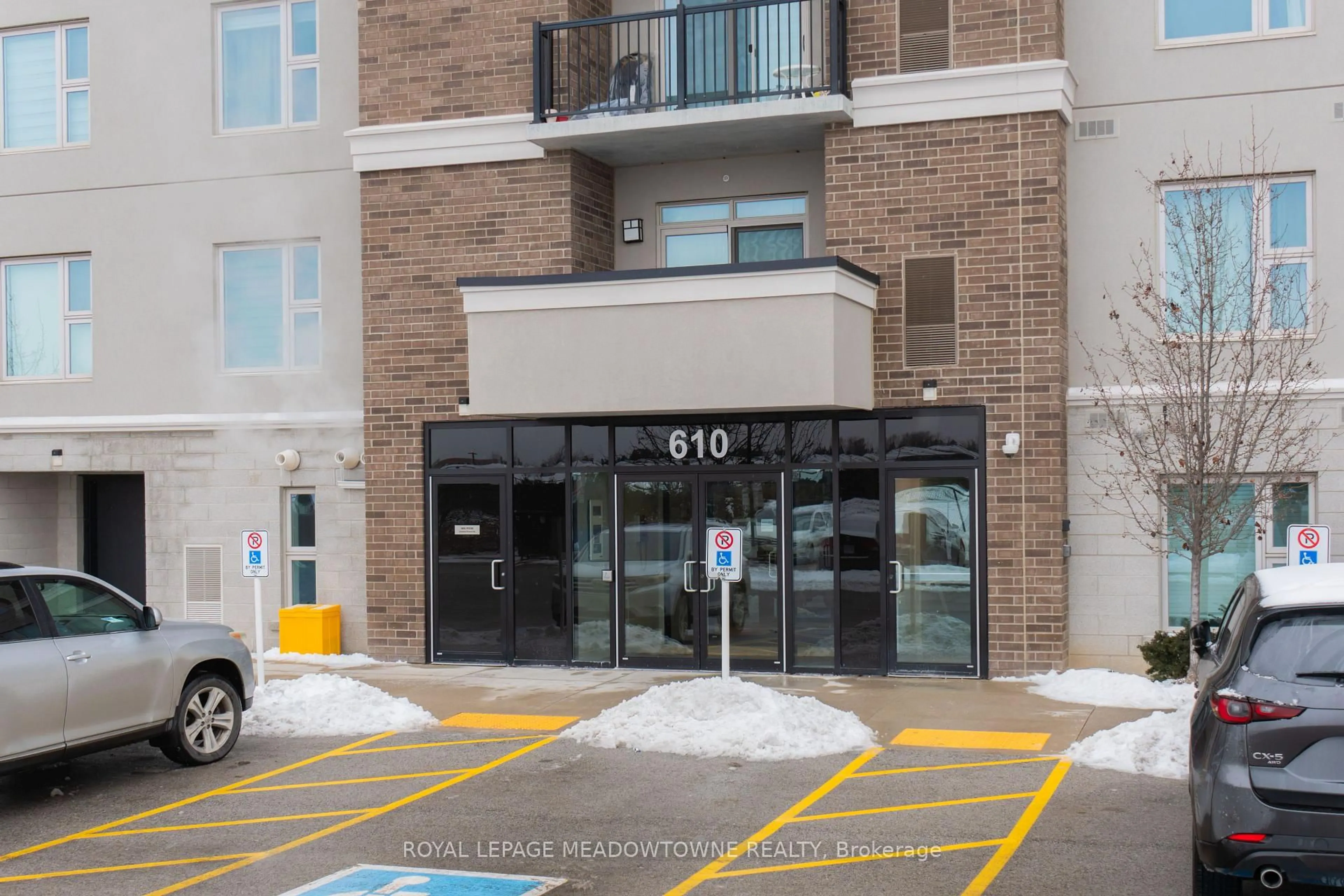 Indoor foyer for 610 Farmstead Dr #324, Milton Ontario L9T 8X5