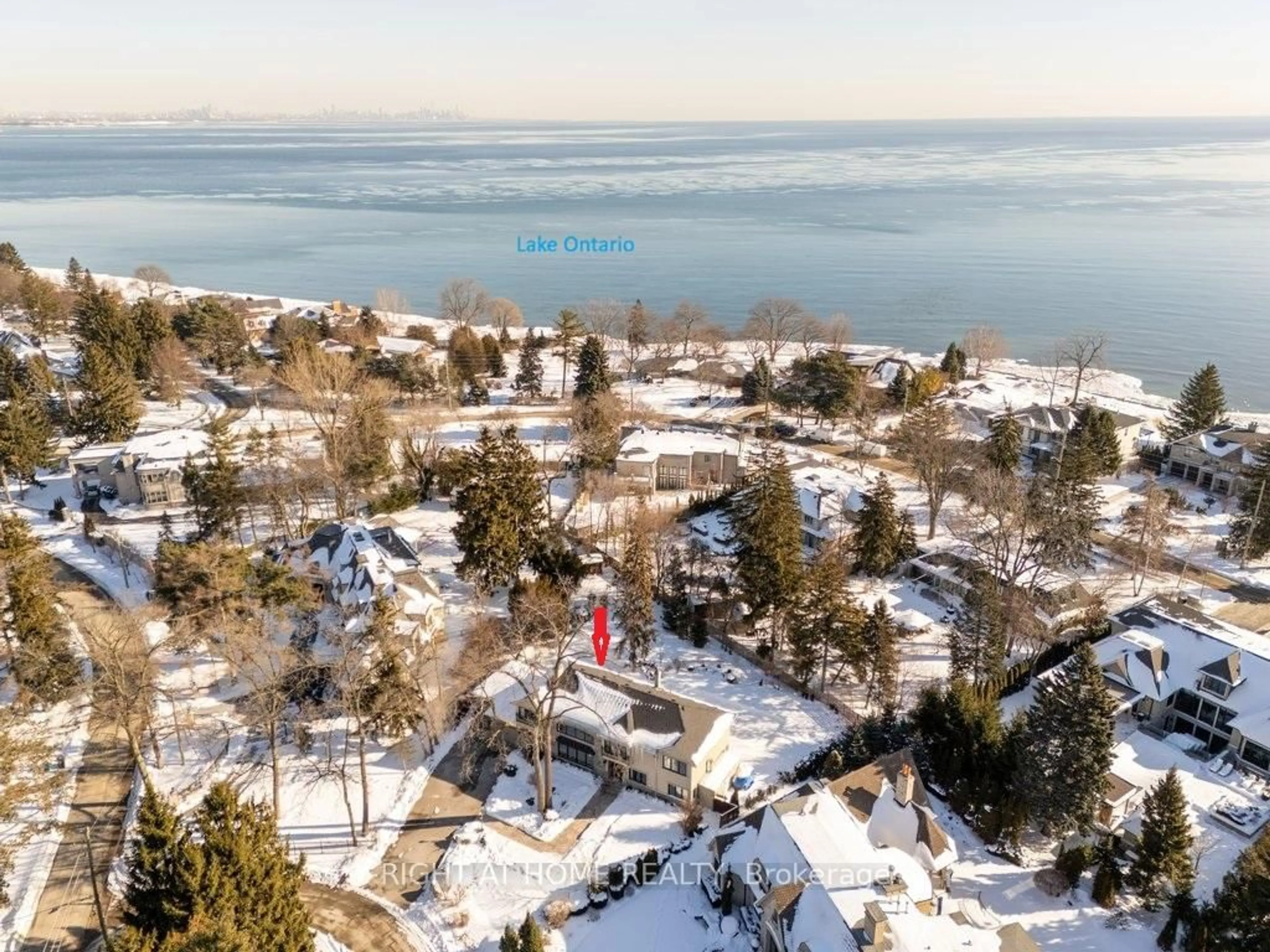 A pic from outside/outdoor area/front of a property/back of a property/a pic from drone, water/lake/river/ocean view for 471 Country Club Cres, Mississauga Ontario L5J 2P9