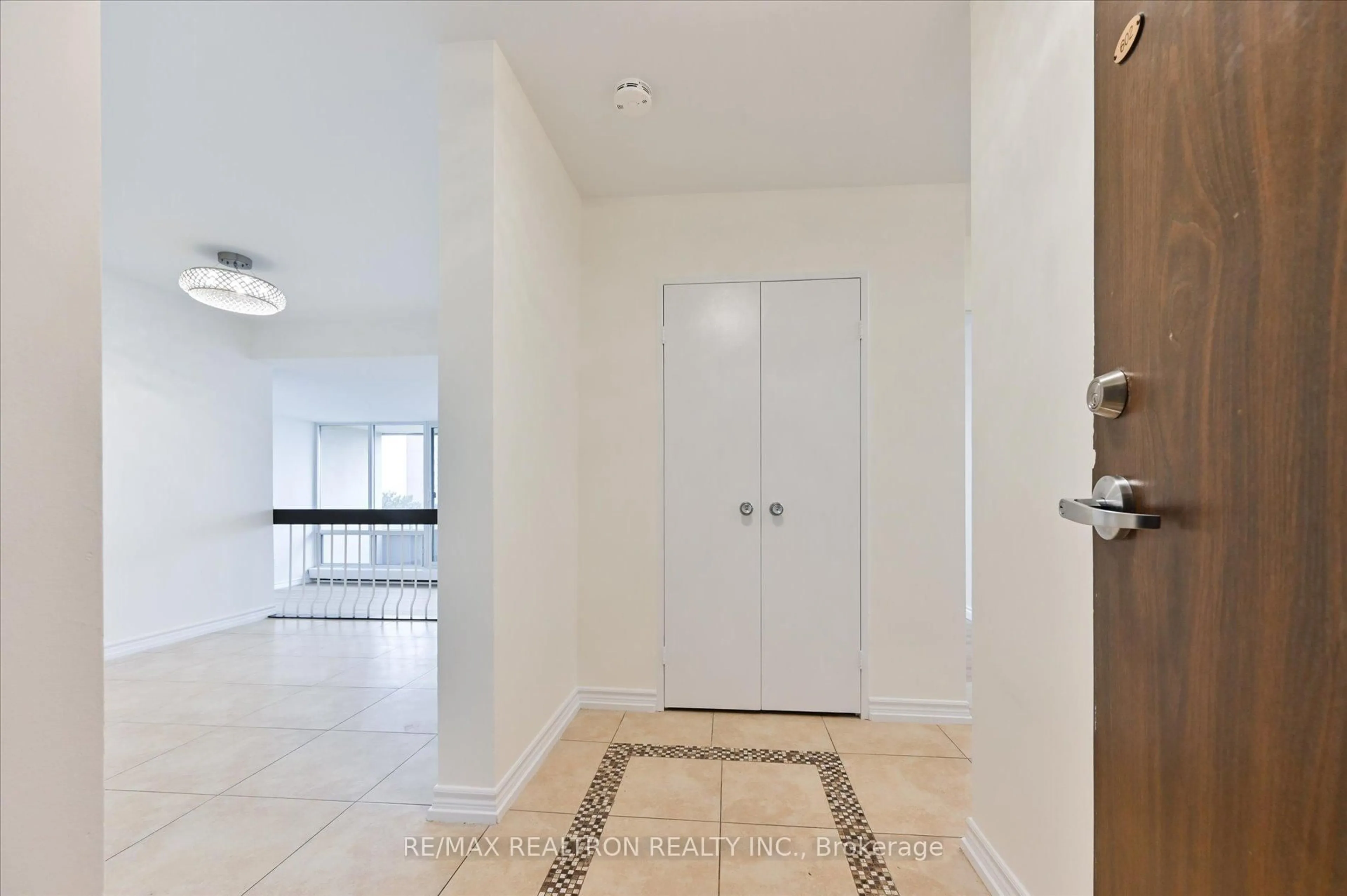 Indoor foyer for 19 Four Winds Dr #602, Toronto Ontario M3J 2S9