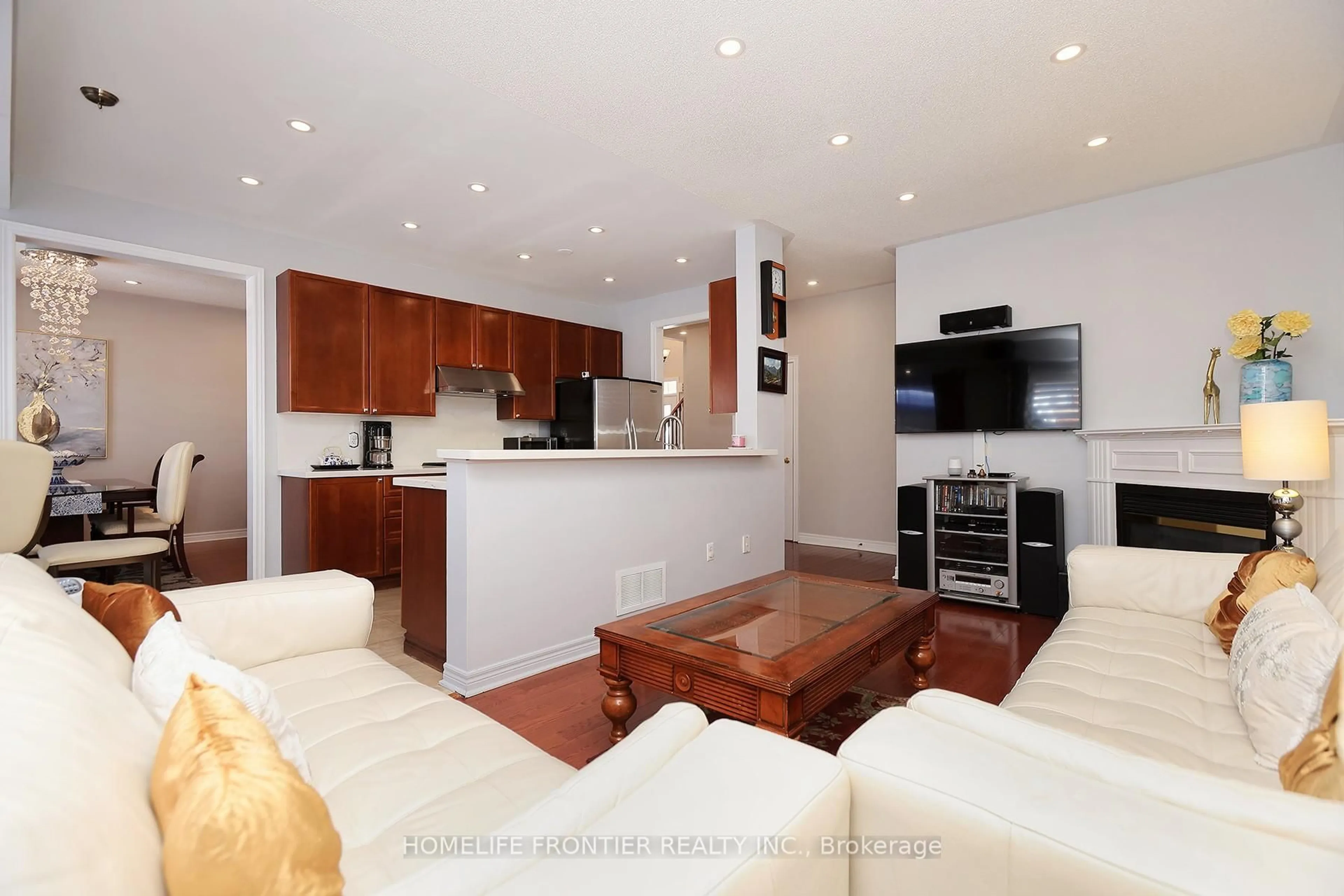 Open concept kitchen, wood/laminate floor for 3213 Escada Dr, Mississauga Ontario L5M 7V6