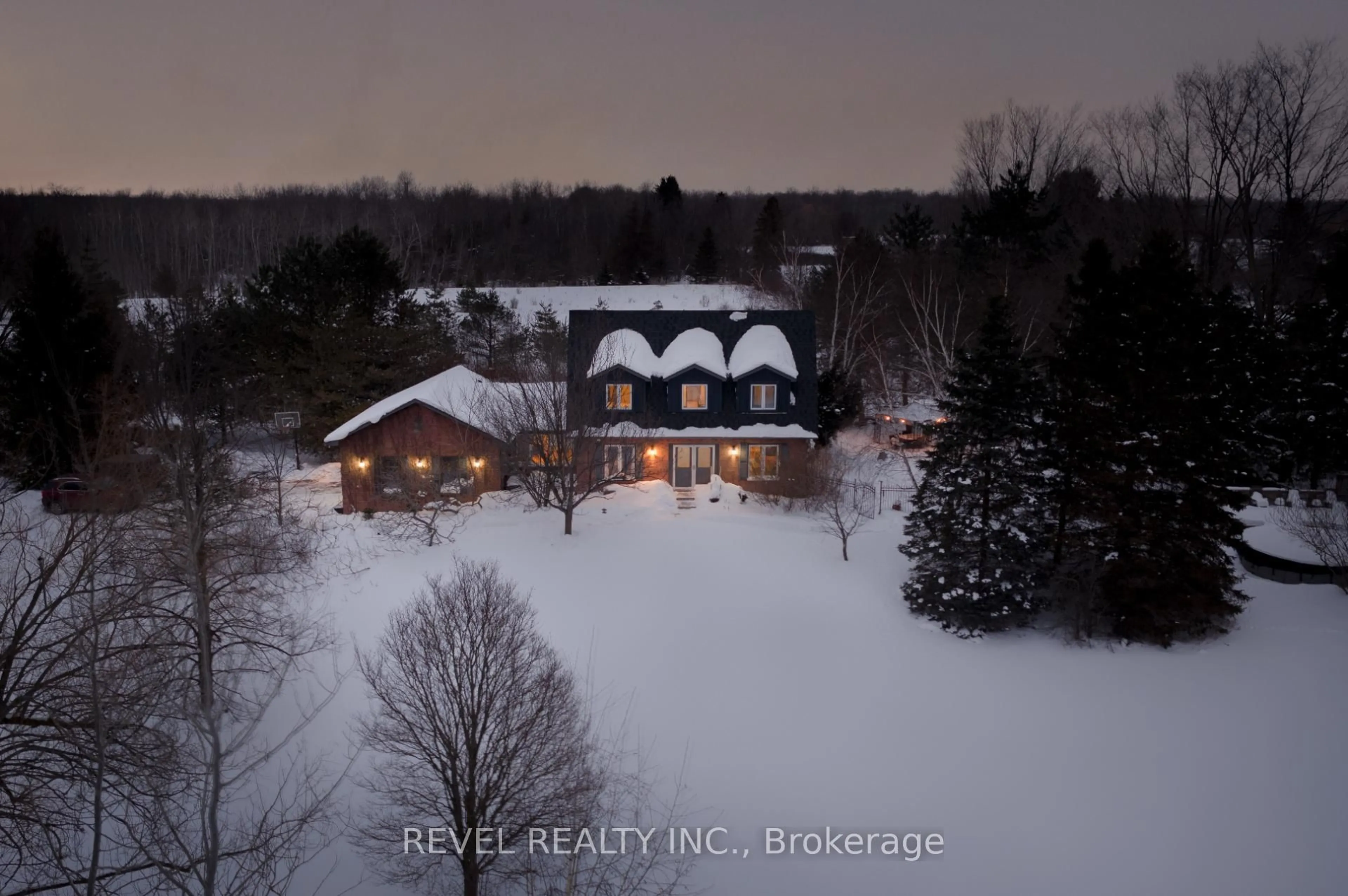 A pic from outside/outdoor area/front of a property/back of a property/a pic from drone, building for 14227 Trafalgar Rd, Halton Hills Ontario N0B 1H0