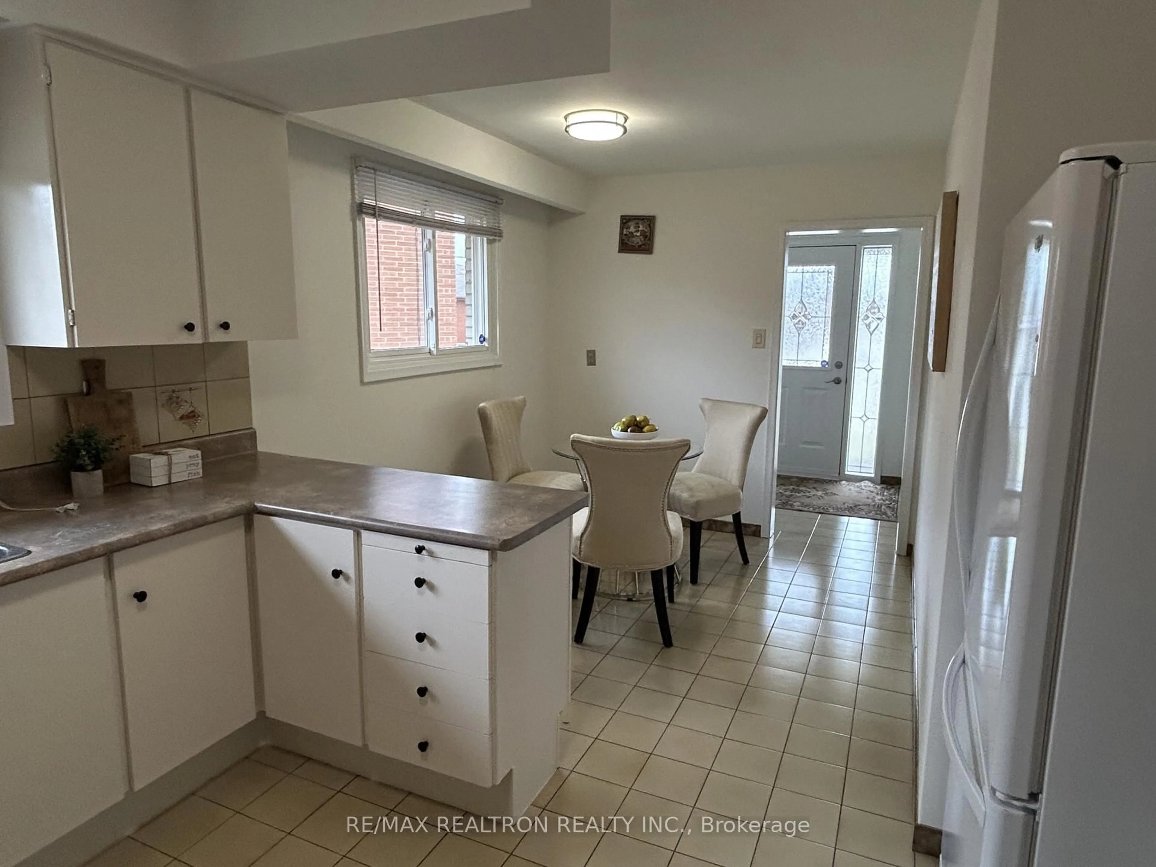Standard kitchen, ceramic/tile floor for 33 Islay Crt, Toronto Ontario M9M 1V4