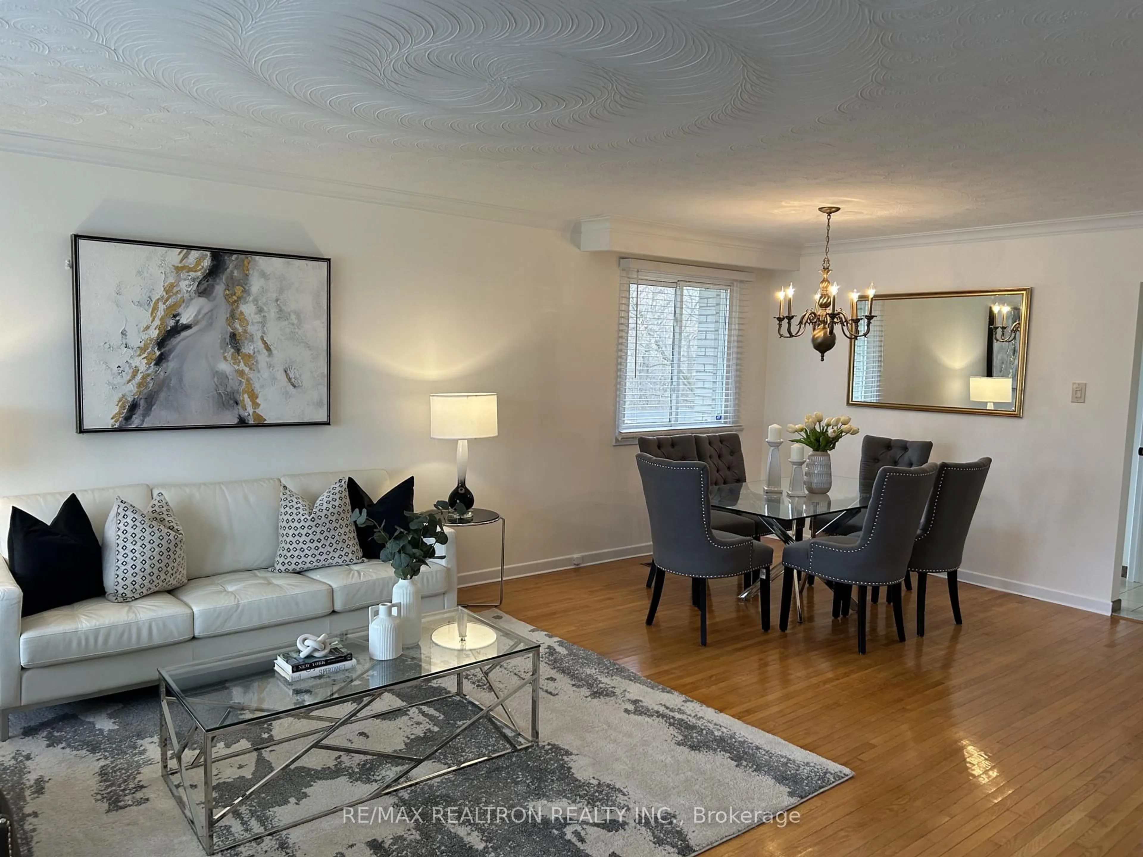 Living room with furniture, wood/laminate floor for 33 Islay Crt, Toronto Ontario M9M 1V4