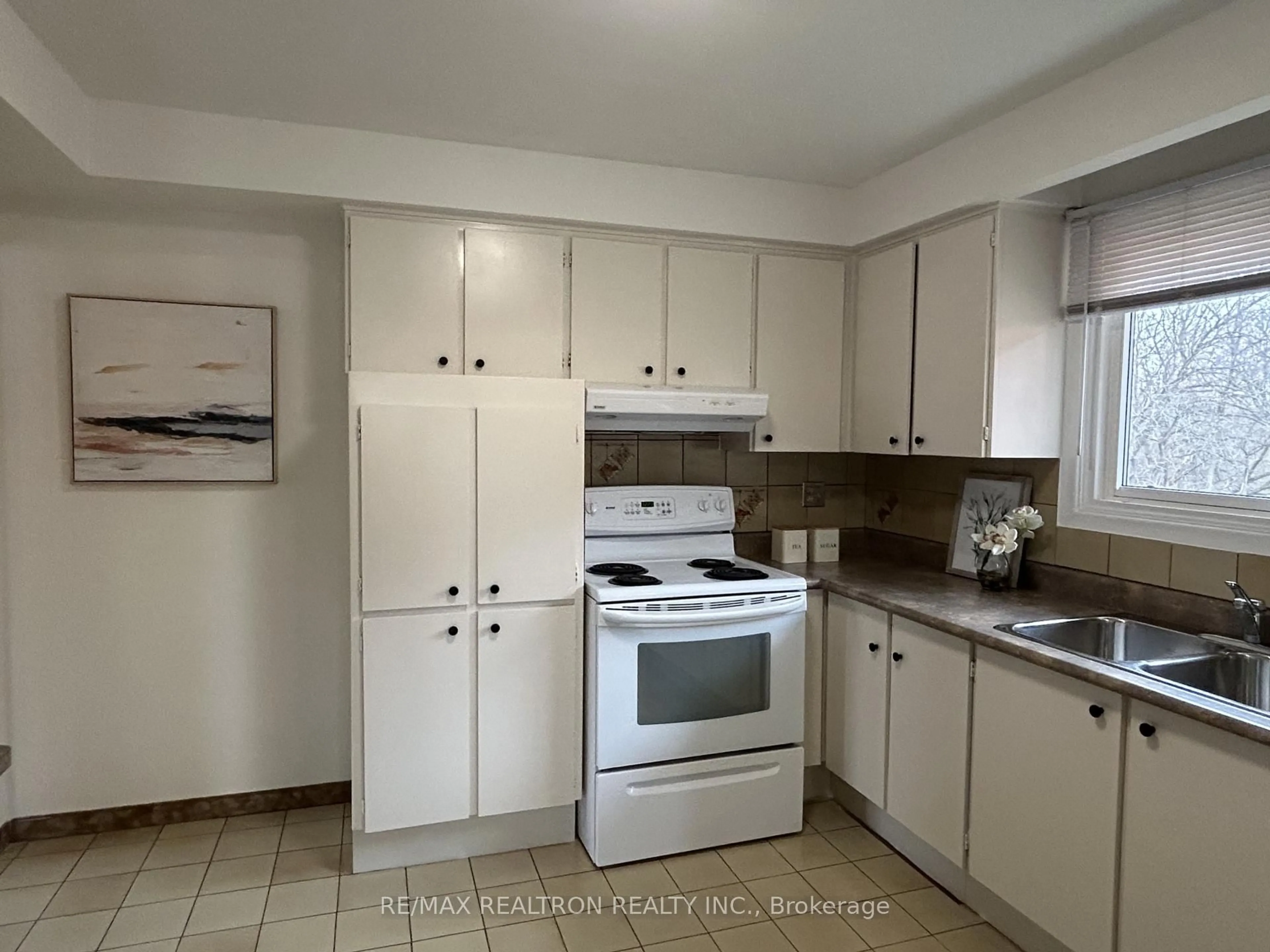 Standard kitchen, unknown for 33 Islay Crt, Toronto Ontario M9M 1V4