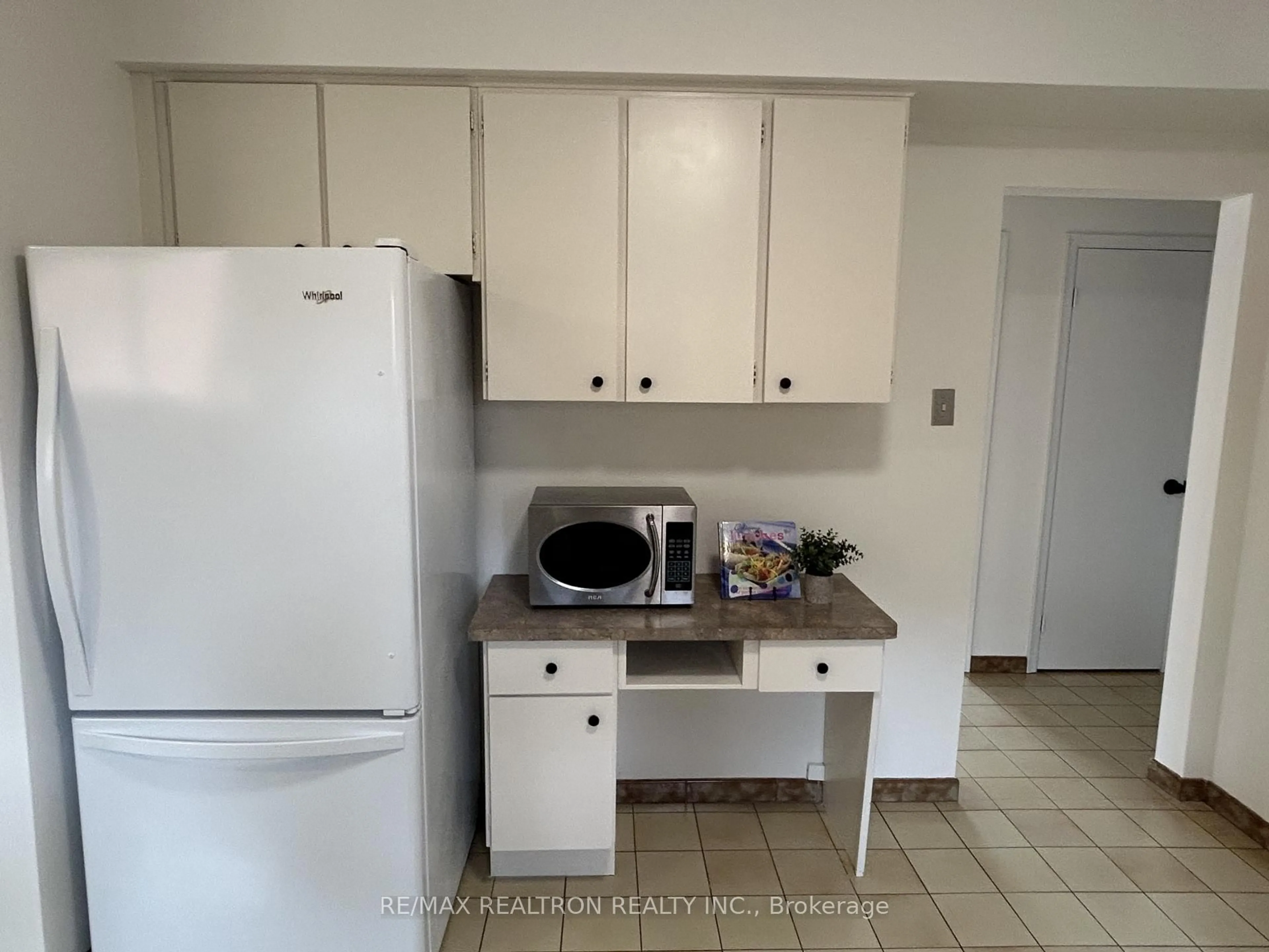 Standard kitchen, unknown for 33 Islay Crt, Toronto Ontario M9M 1V4