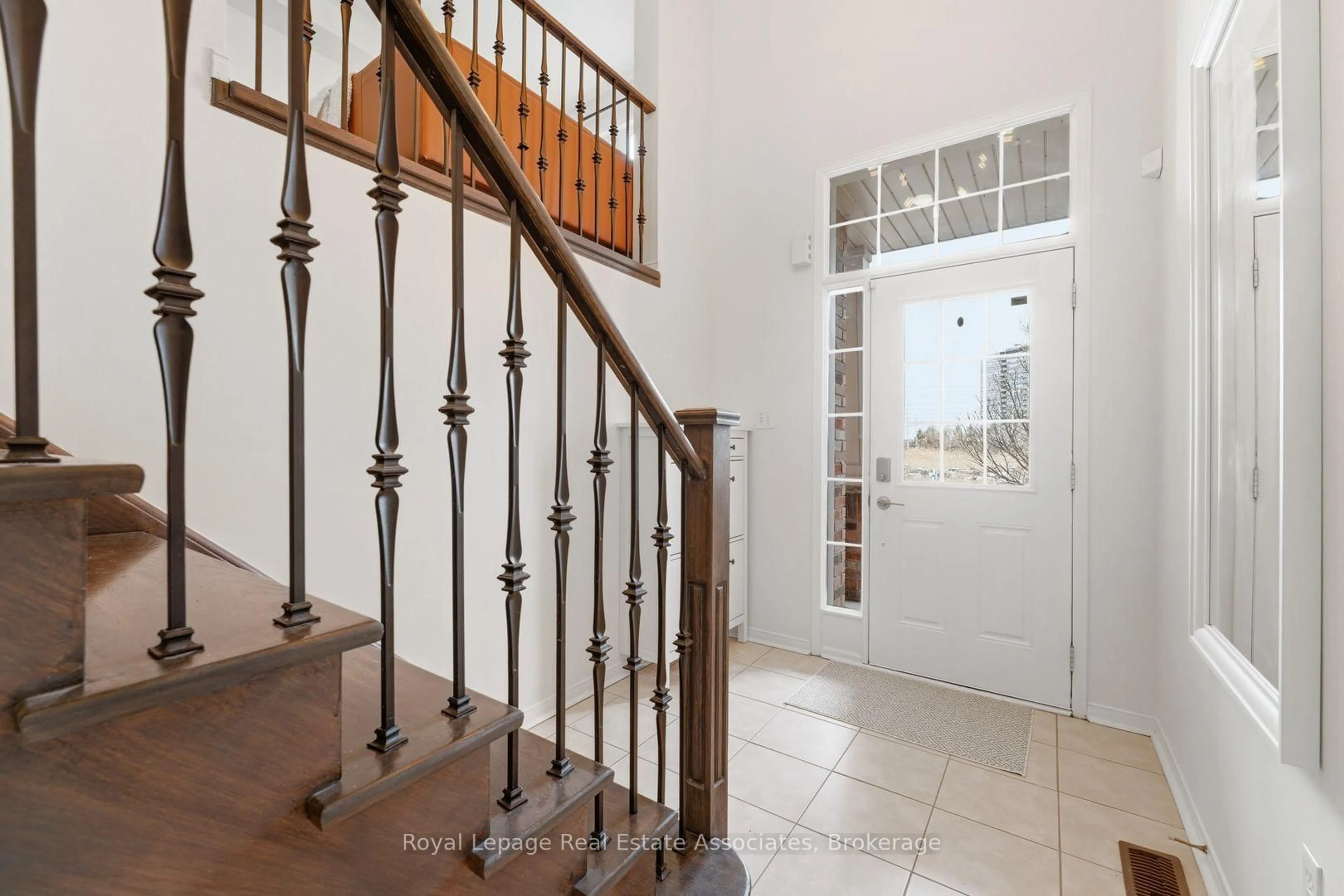 Unknown for 647 Courtney Valley Rd, Mississauga Ontario L5V 0C4