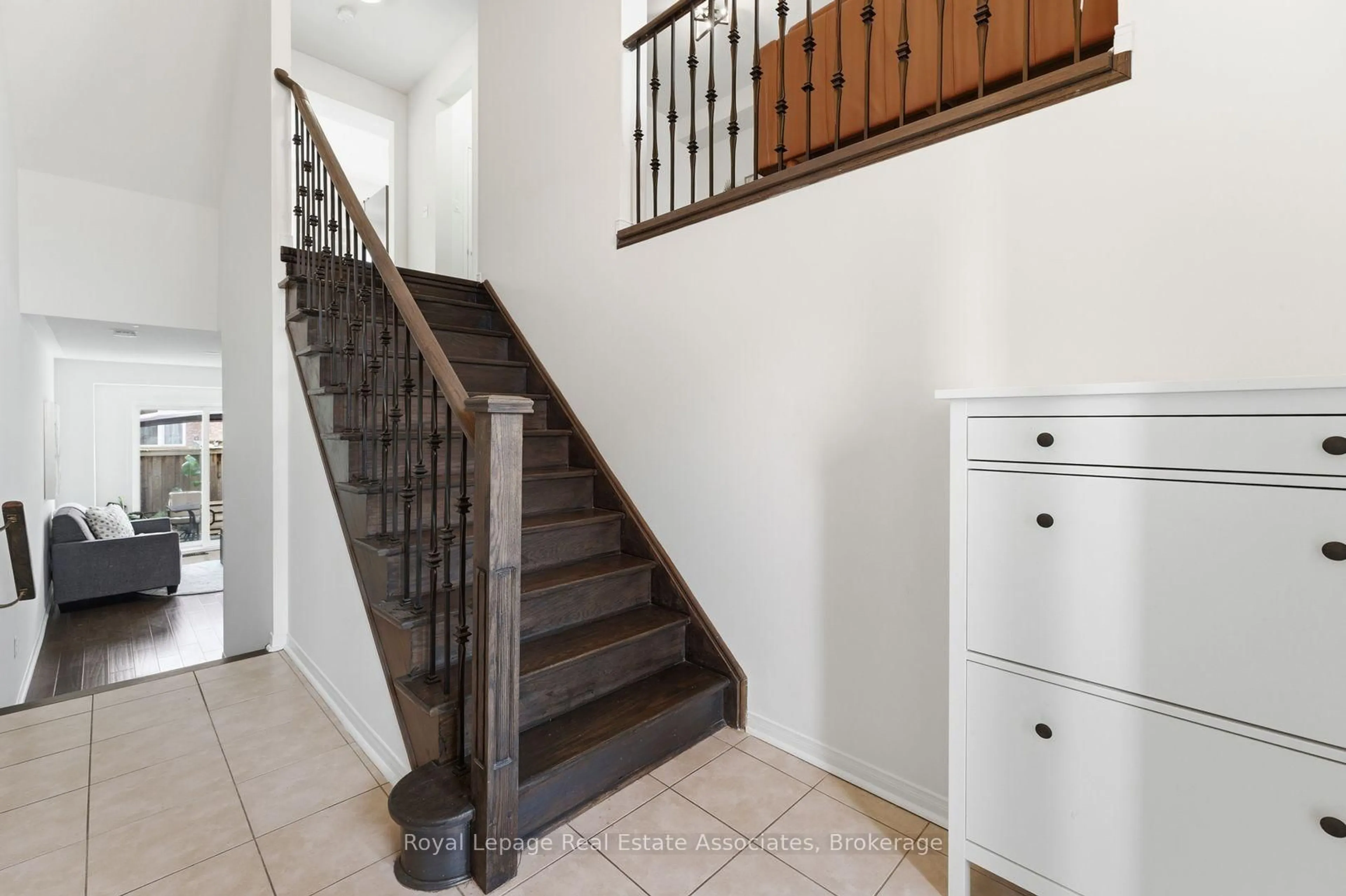 Unknown for 647 Courtney Valley Rd, Mississauga Ontario L5V 0C4