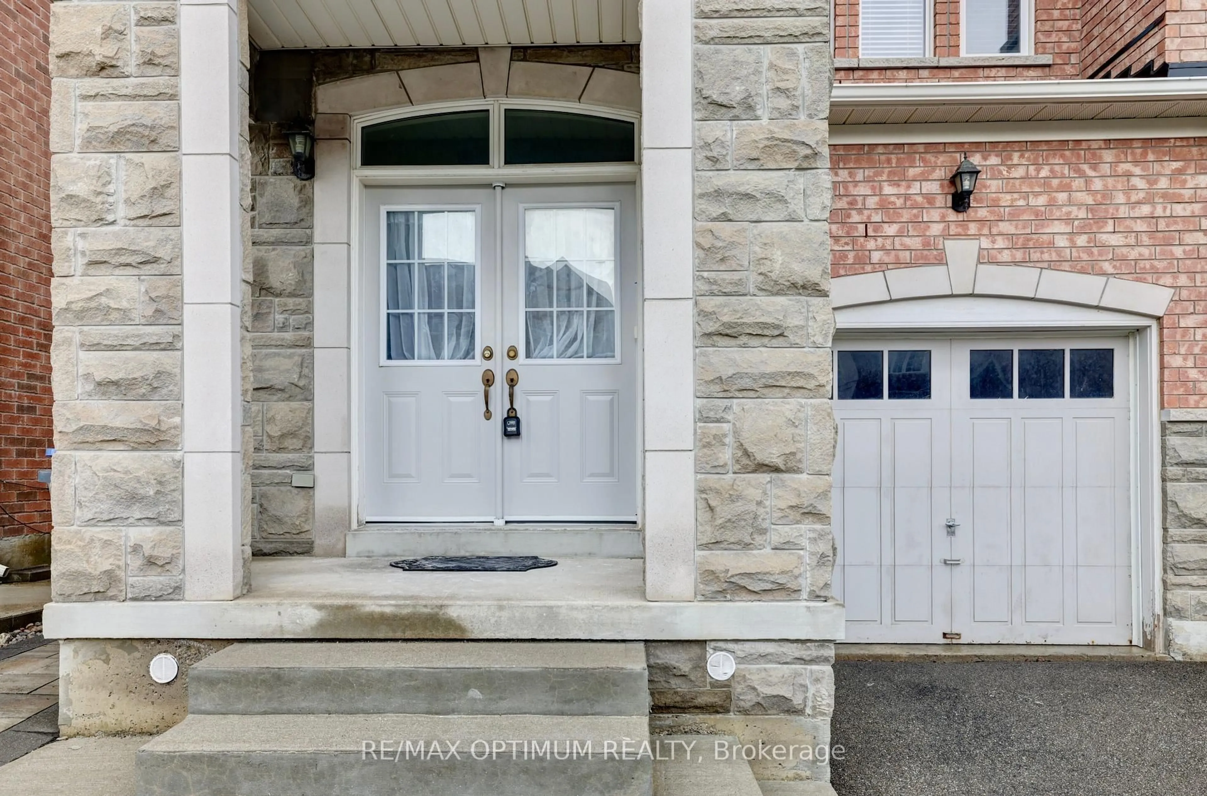 Indoor entryway for 21 Saint Eugene St, Brampton Ontario L6Y 0N5