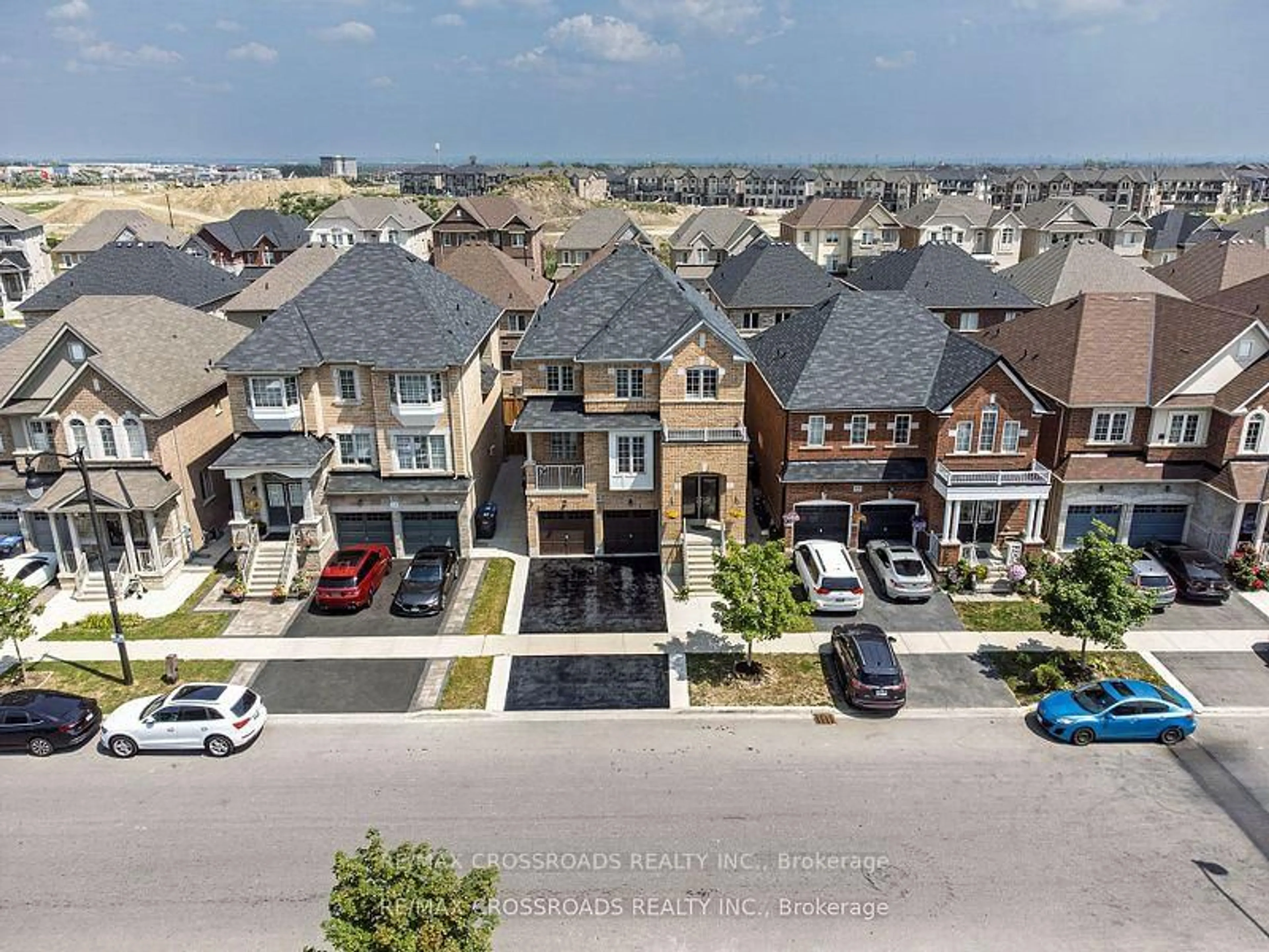 A pic from outside/outdoor area/front of a property/back of a property/a pic from drone, street for 119 Russell Creek Dr, Brampton Ontario L6R 0B3