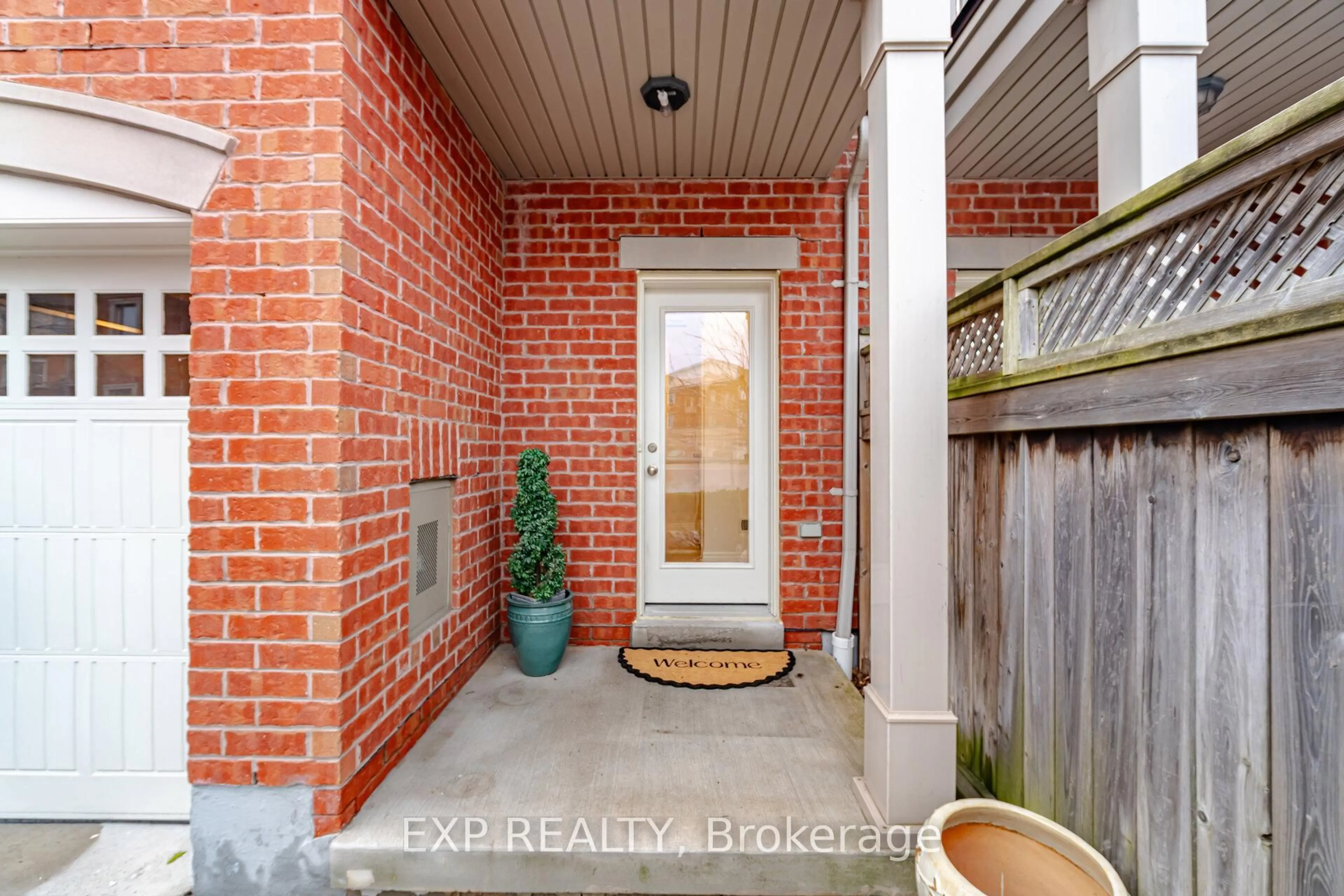 Indoor entryway for 3235 Thomas St #2, Mississauga Ontario L5M 0M2