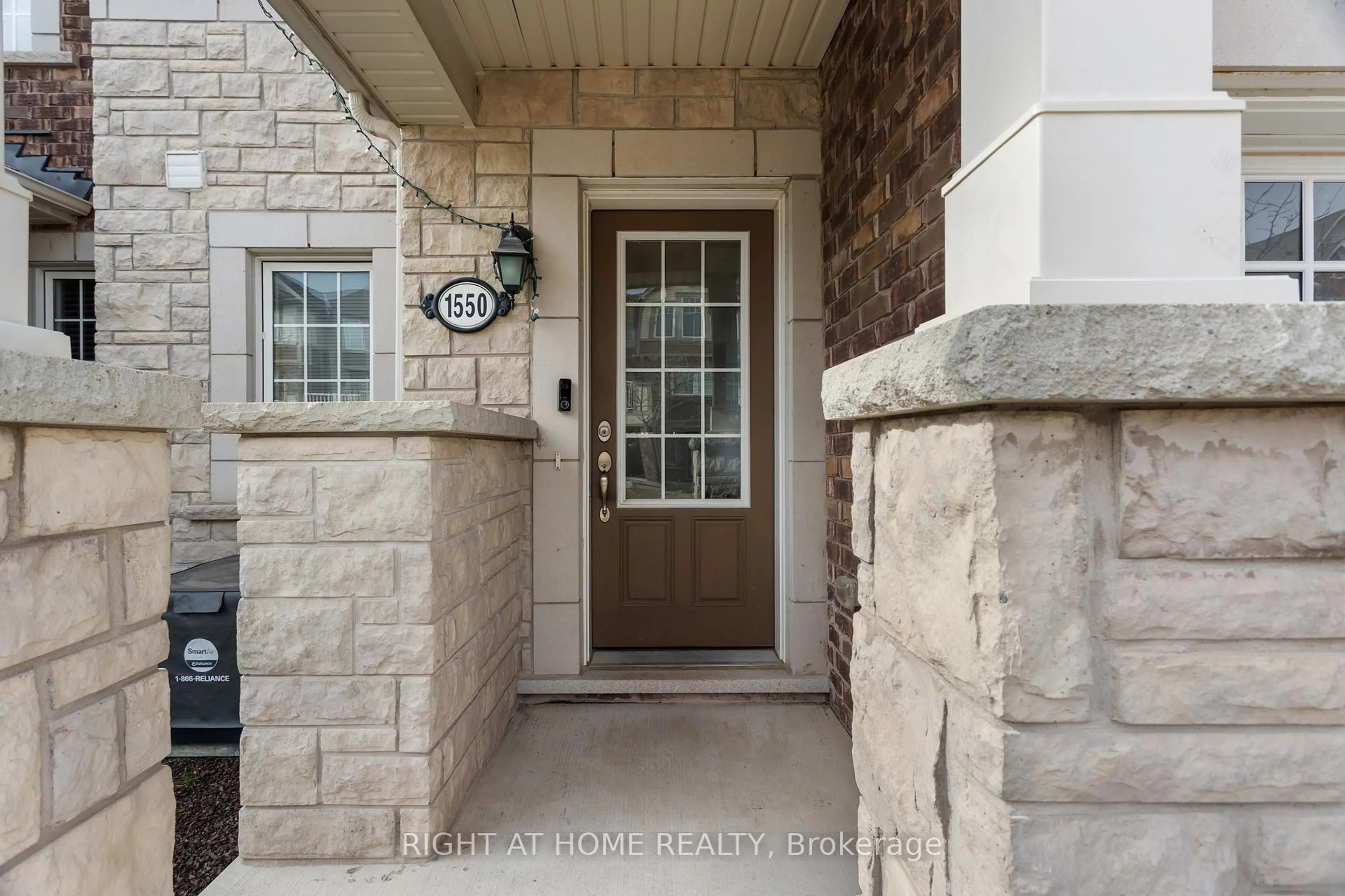 Indoor entryway for 1550 Gainer Cres, Milton Ontario L9T 8Y3