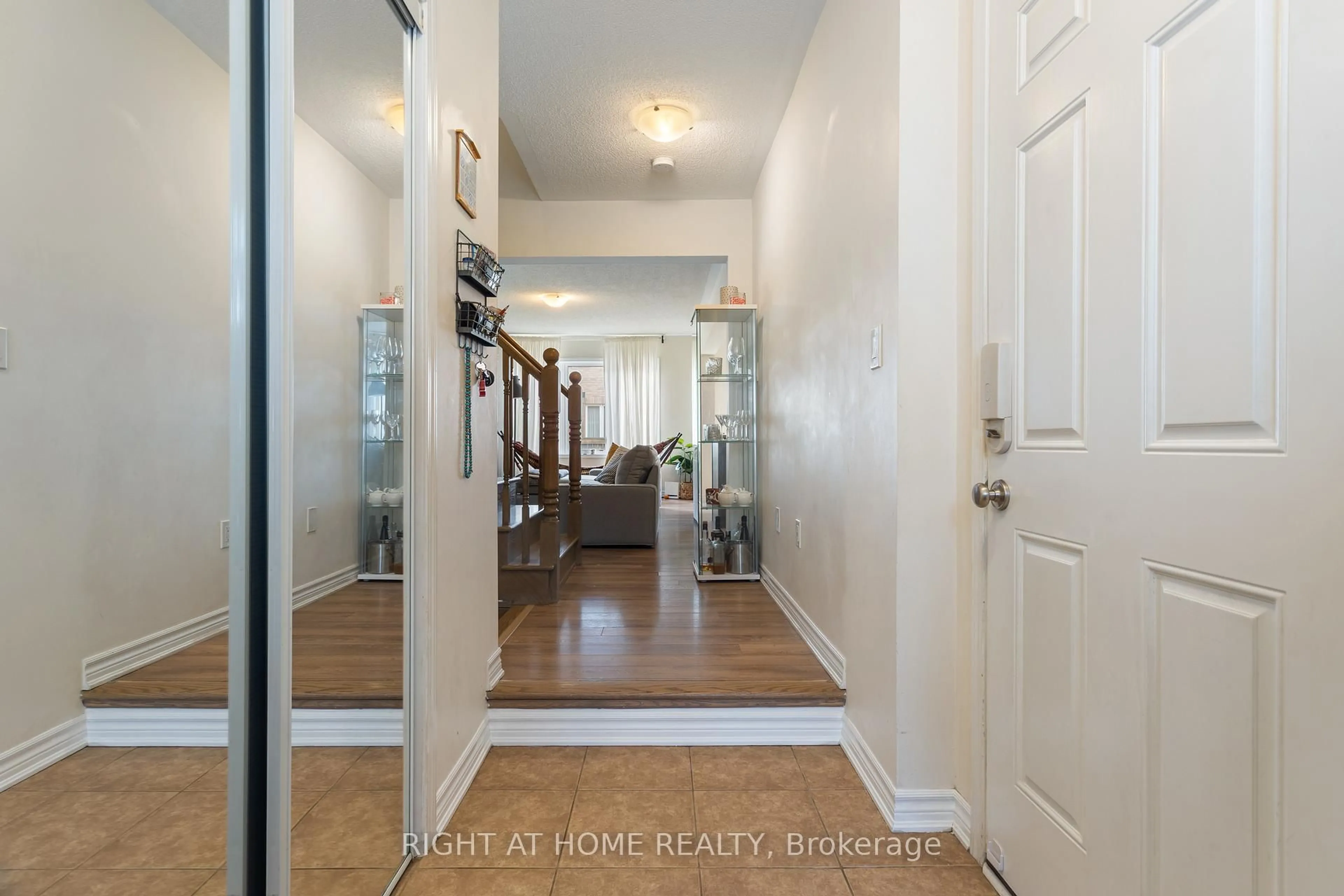 Indoor entryway for 1550 Gainer Cres, Milton Ontario L9T 8Y3