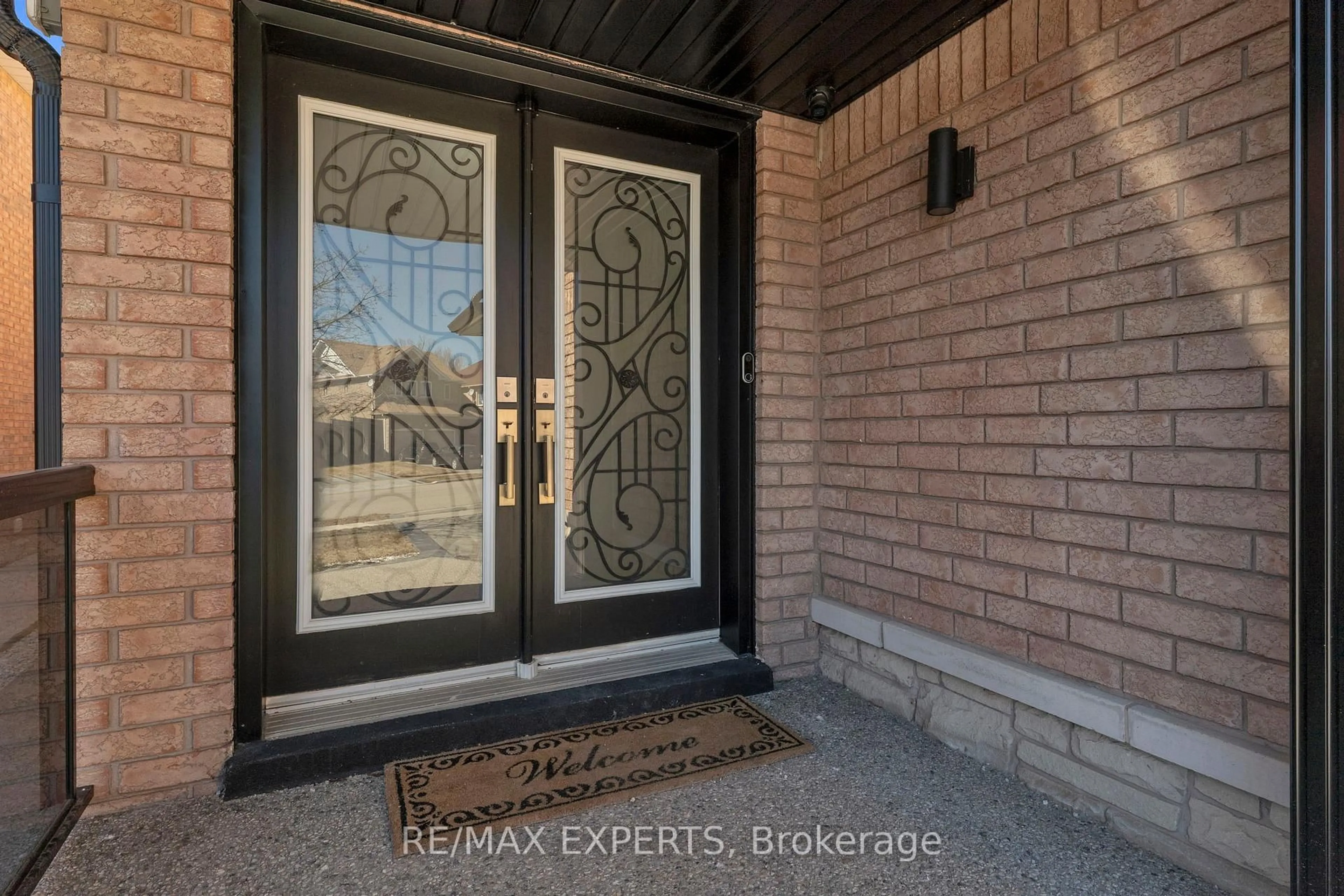 Indoor entryway for 90 Summer Valley Dr, Brampton Ontario L6Z 4T8