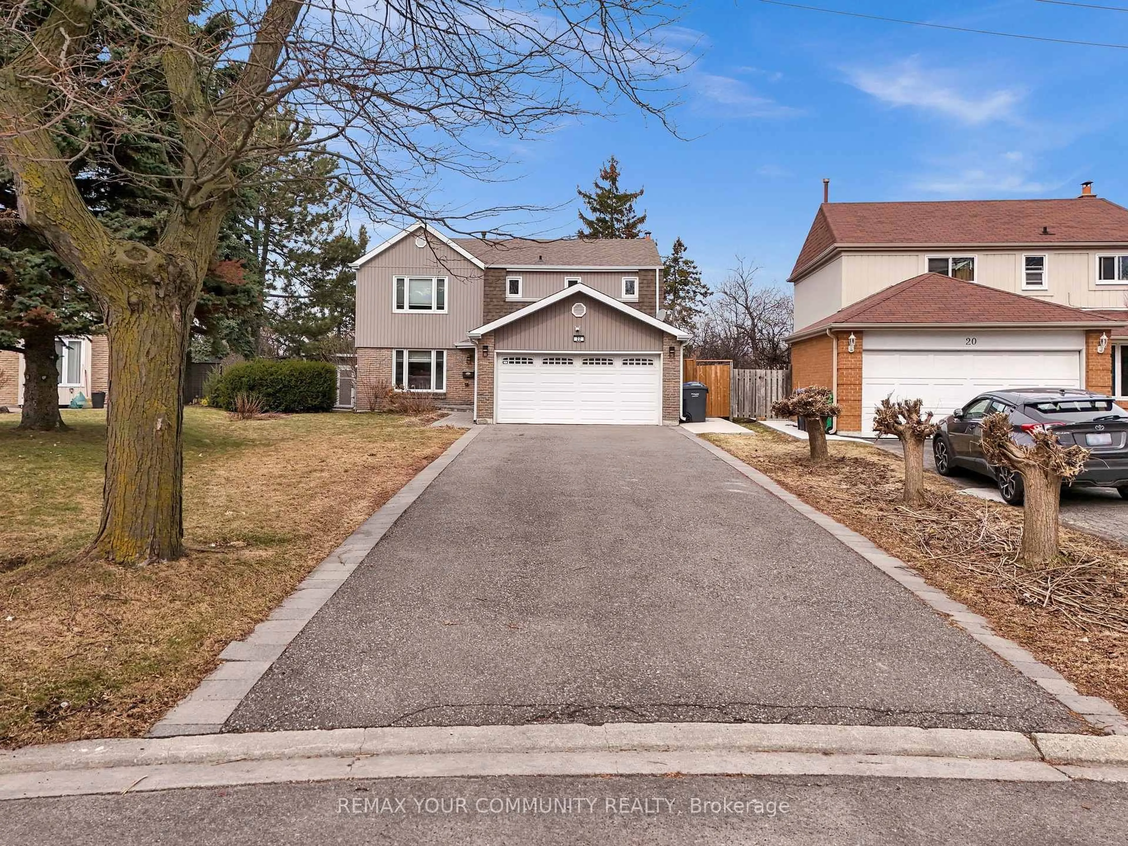 A pic from outside/outdoor area/front of a property/back of a property/a pic from drone, street for 22 MADELAINE Cres, Brampton Ontario L6S 2Y9
