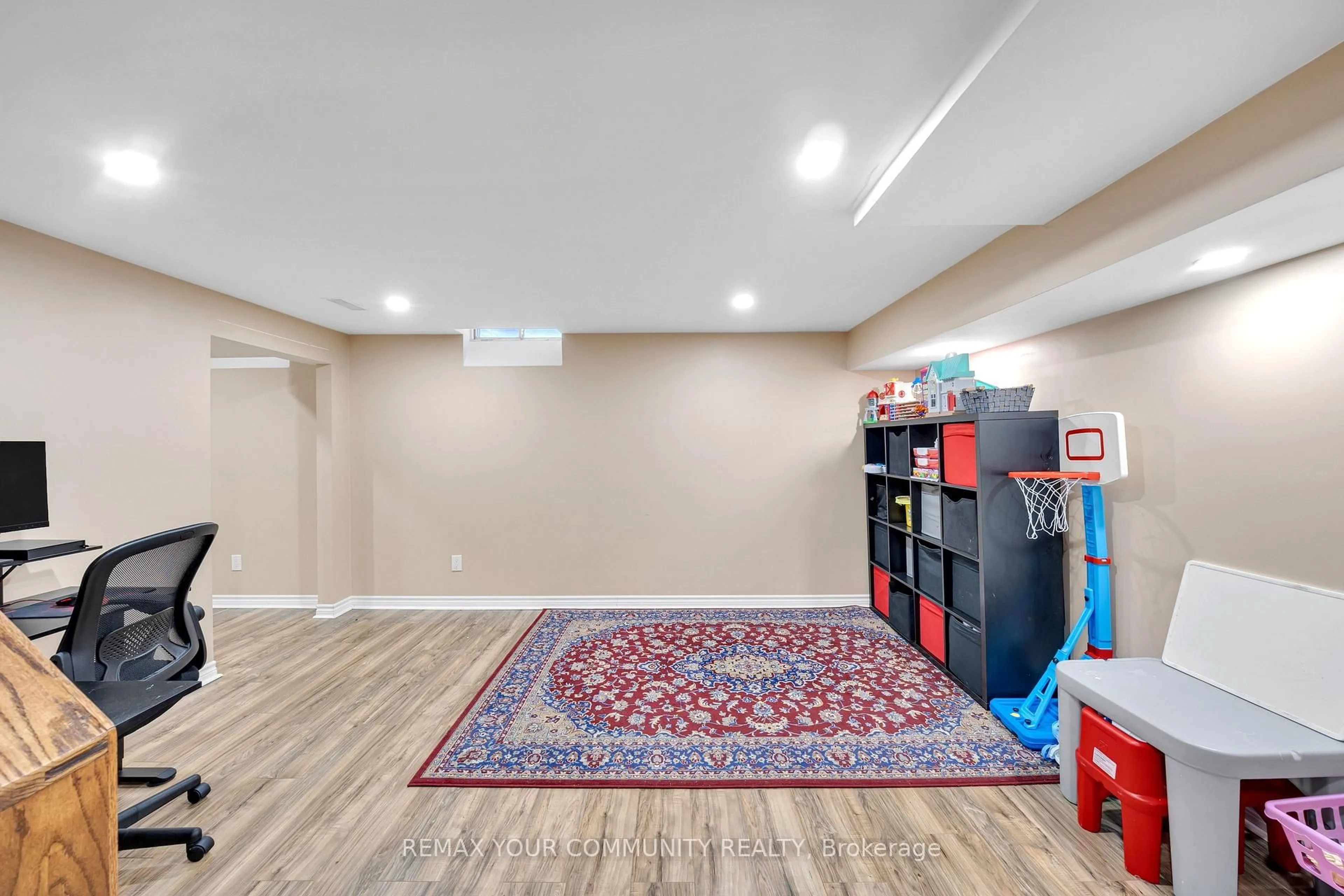 Indoor foyer for 22 MADELAINE Cres, Brampton Ontario L6S 2Y9