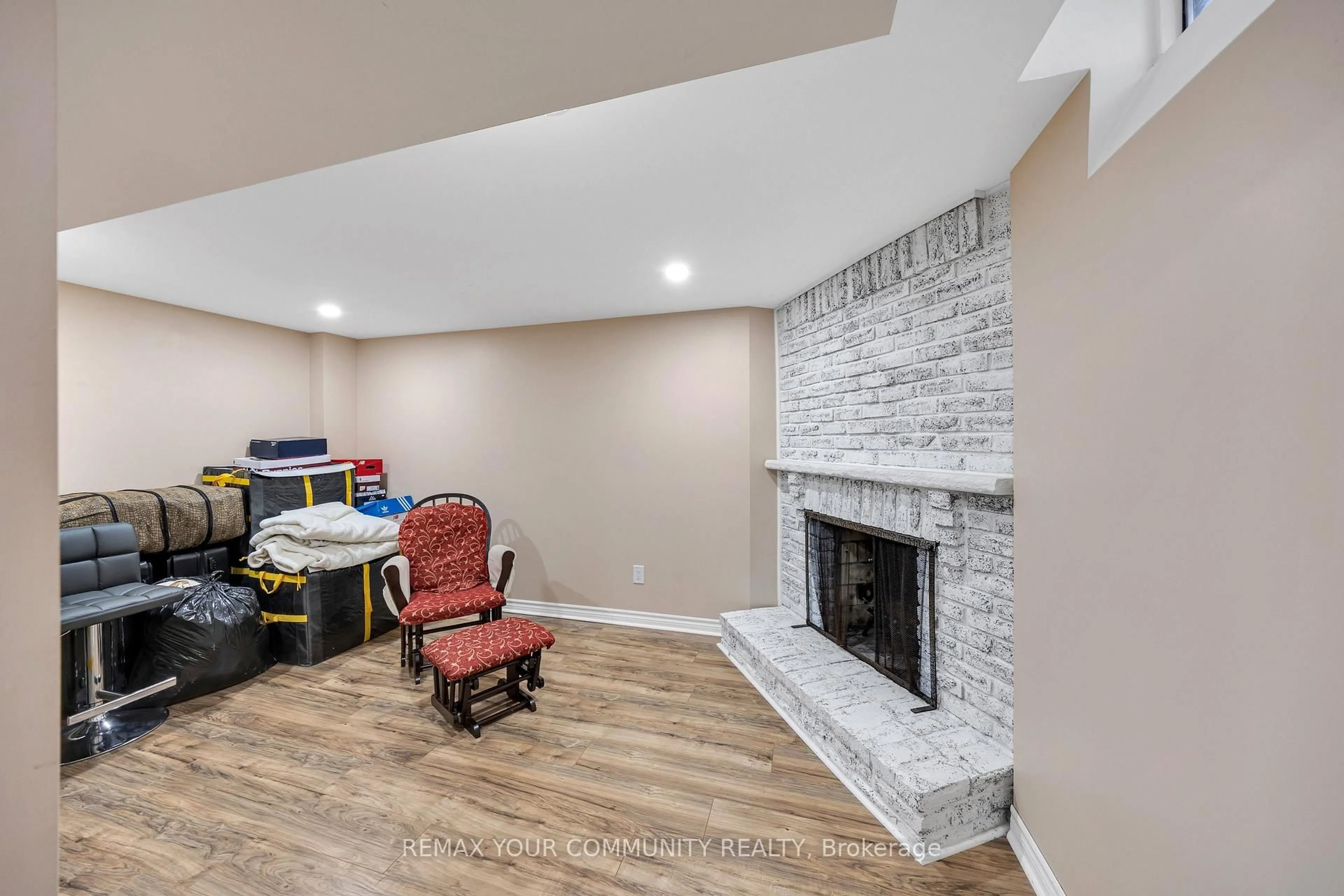 Unknown for 22 MADELAINE Cres, Brampton Ontario L6S 2Y9