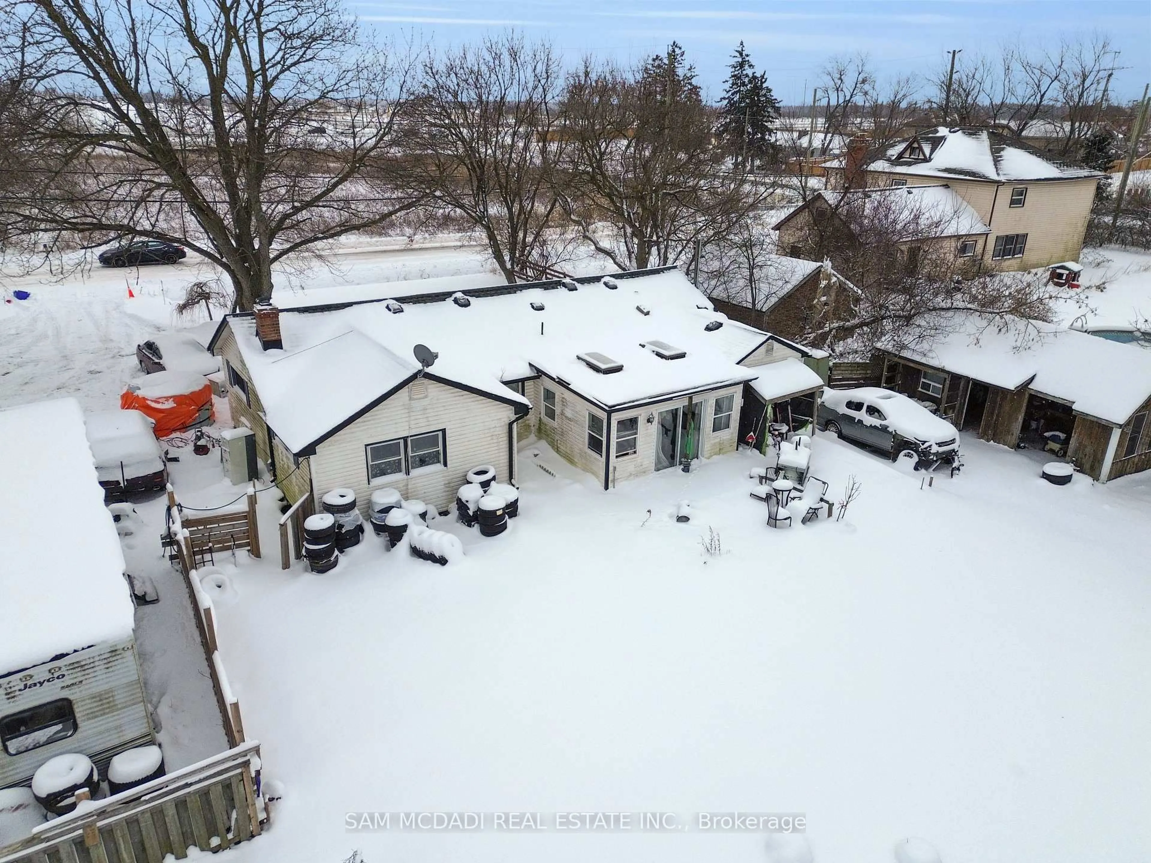 A pic from outside/outdoor area/front of a property/back of a property/a pic from drone, street for 10043 Britannia Rd, Milton Ontario L9T 7G5
