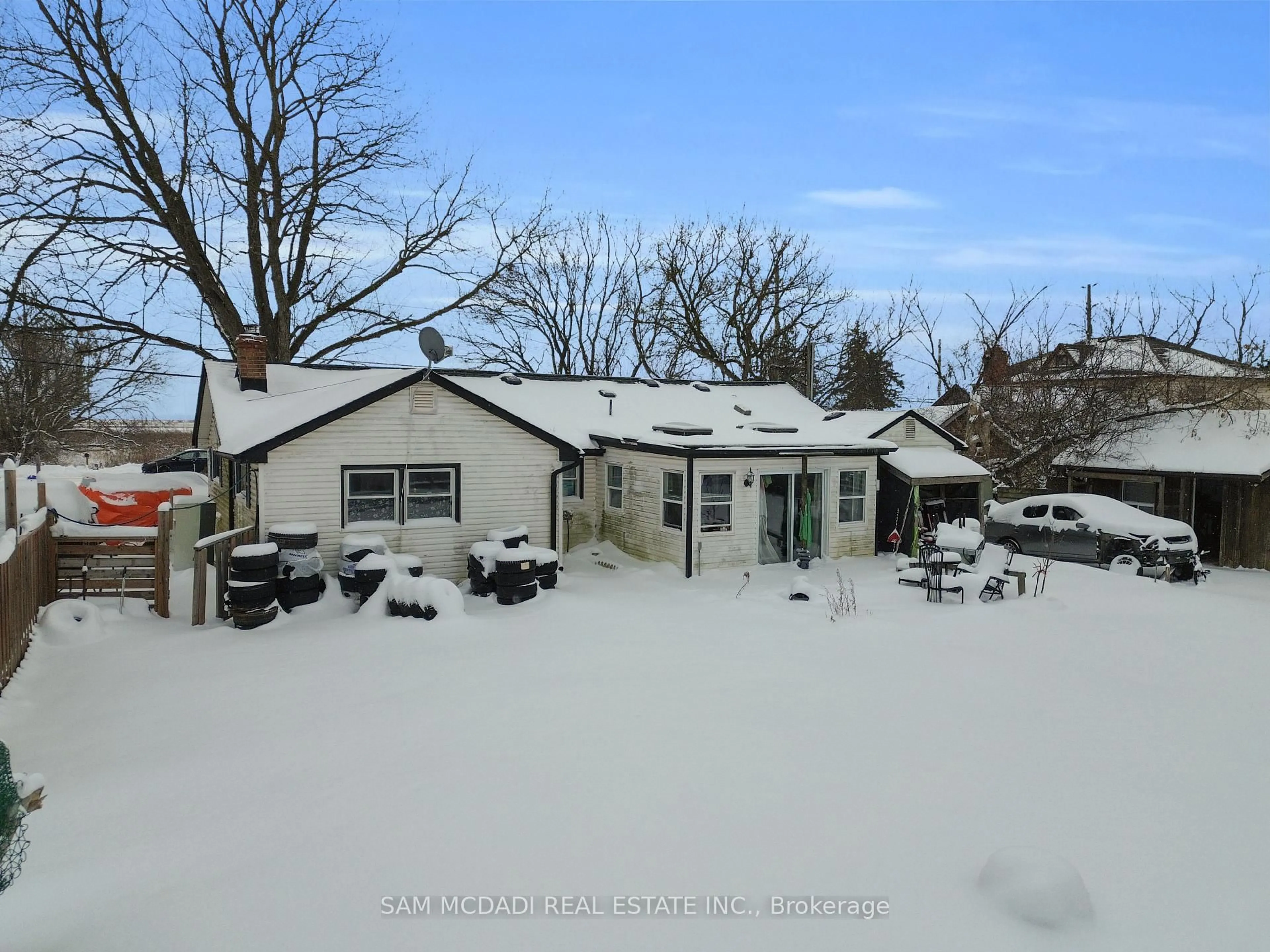 A pic from outside/outdoor area/front of a property/back of a property/a pic from drone, street for 10043 Britannia Rd, Milton Ontario L9T 7G5