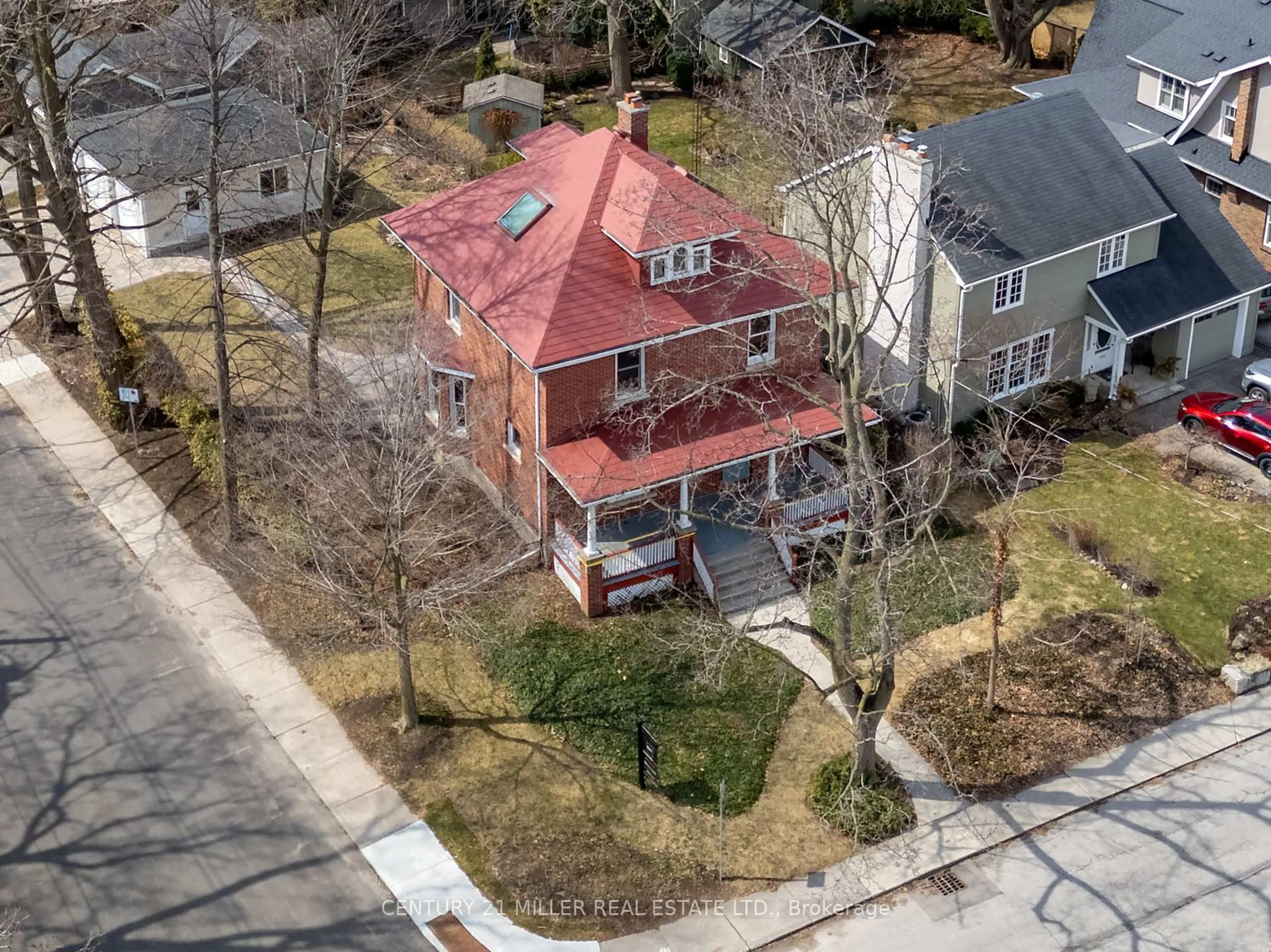 A pic from outside/outdoor area/front of a property/back of a property/a pic from drone, street for 176 Douglas Ave, Oakville Ontario L6J 3S1