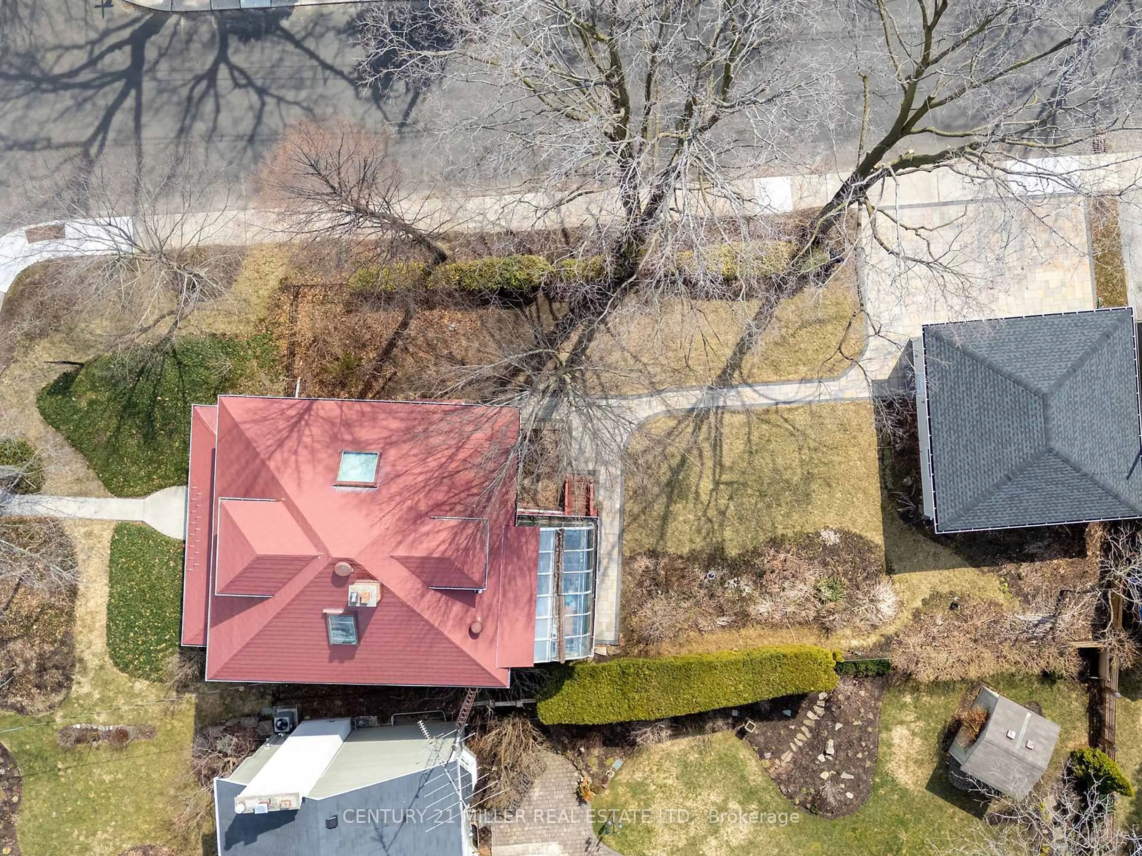 A pic from outside/outdoor area/front of a property/back of a property/a pic from drone, street for 176 Douglas Ave, Oakville Ontario L6J 3S1