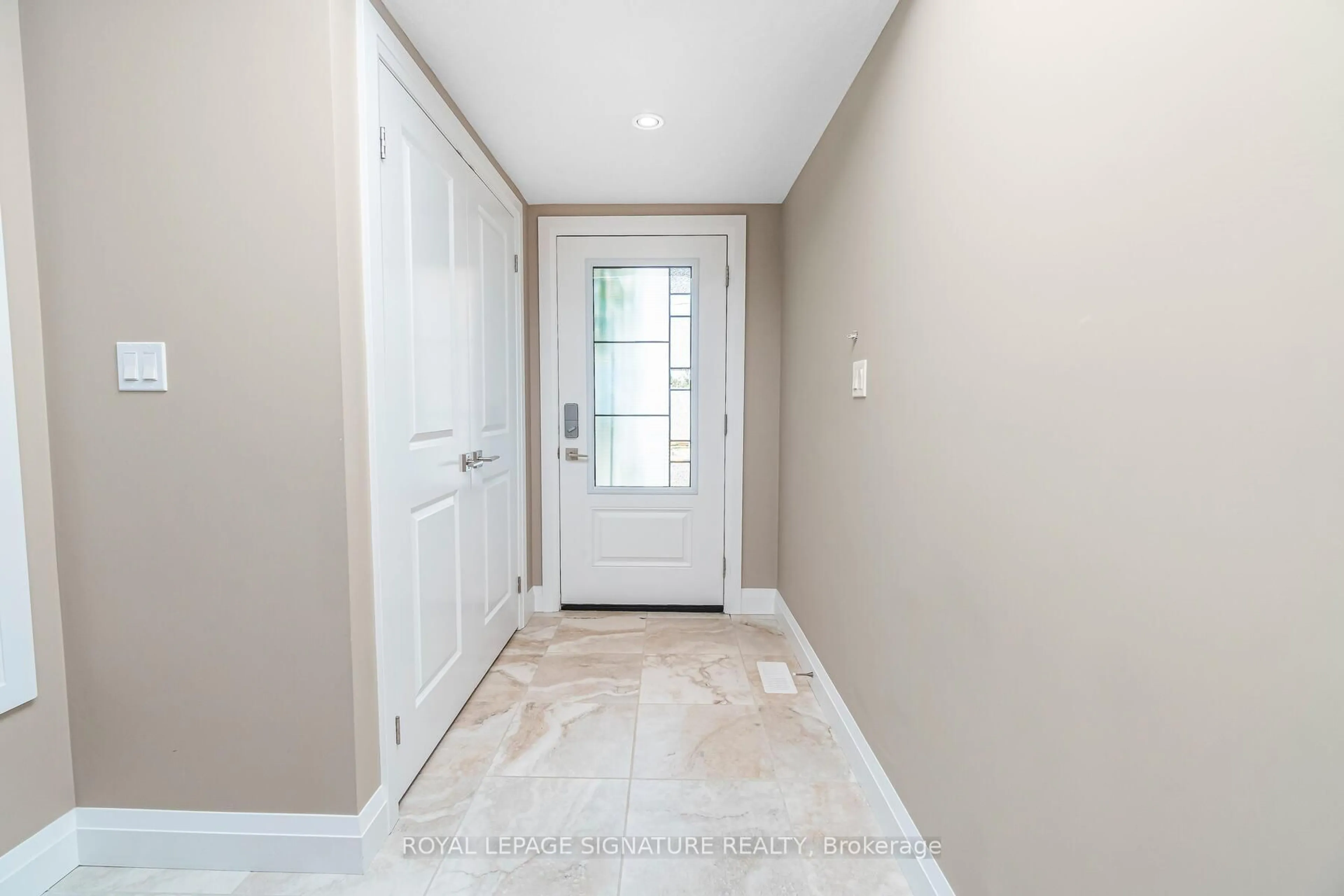 Indoor entryway for 156 Church St, Halton Hills Ontario L7J 1L6